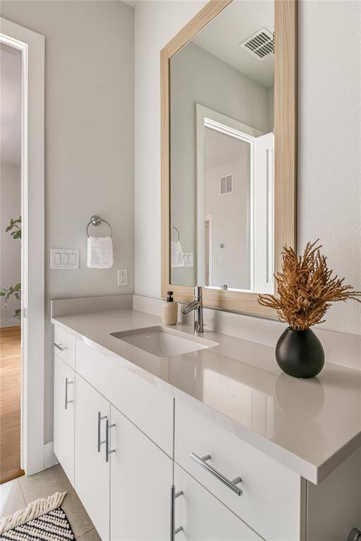 381 E Greenbriar Lane #401, Dallas, TX 75203