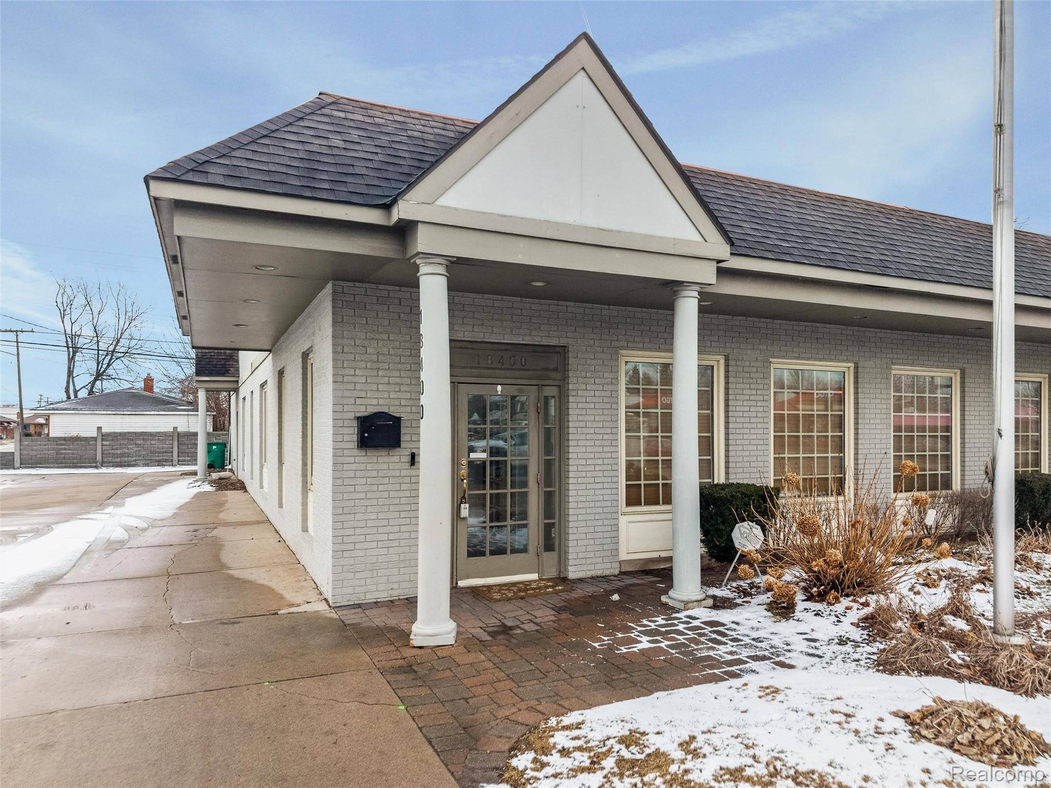 18400 E 9 Mile RD E, Eastpointe, MI 48021