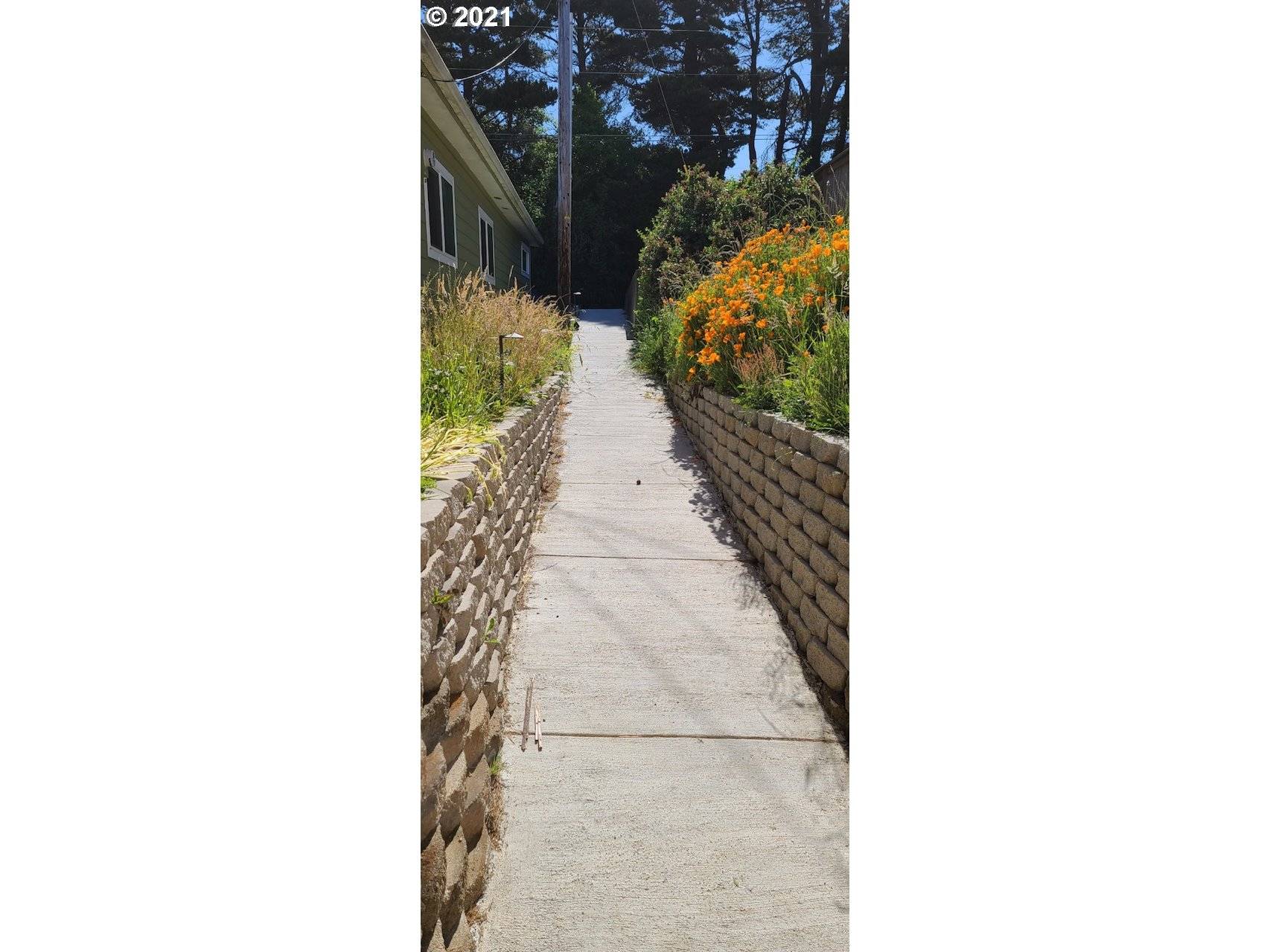 29696 Shore Pine LN, Gold Beach, OR 97444