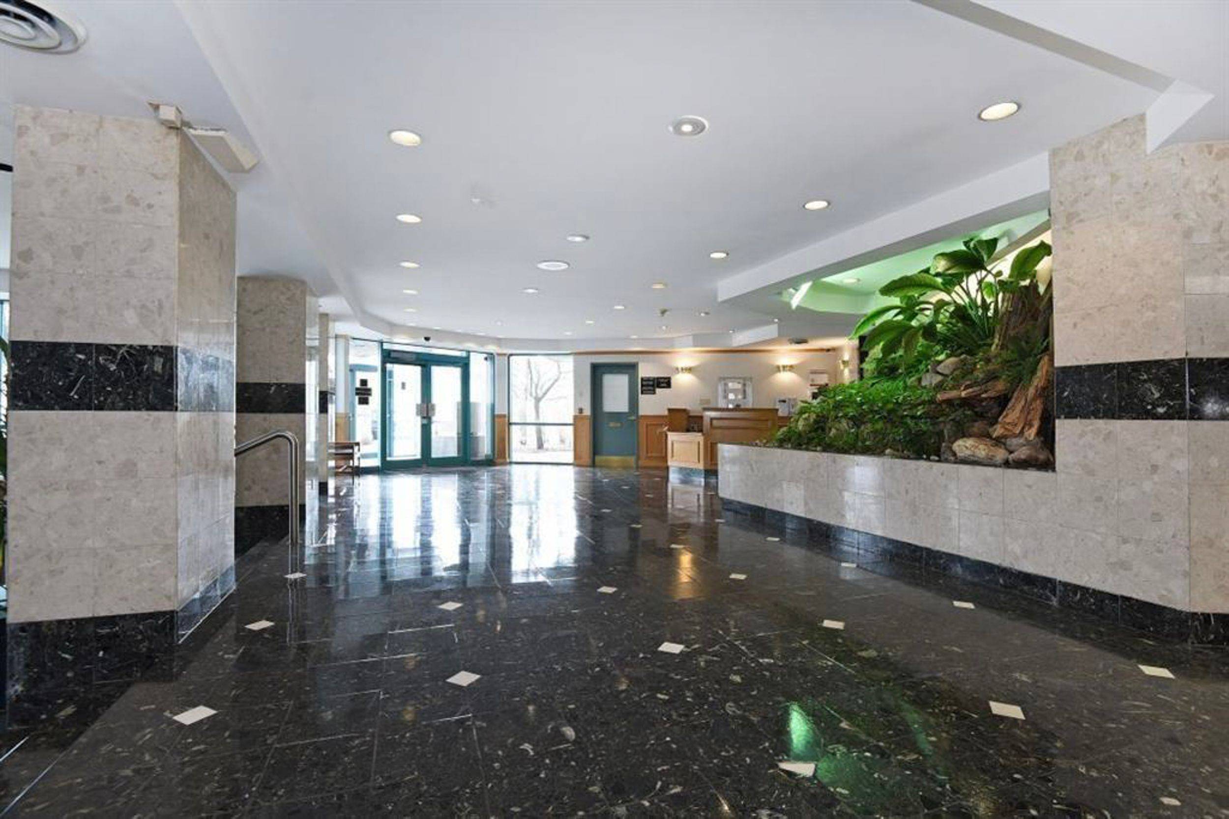 1025 GRENON AVE #902, Britannia Heights - Queensway Terrace N And Area, ON K2B 8S5