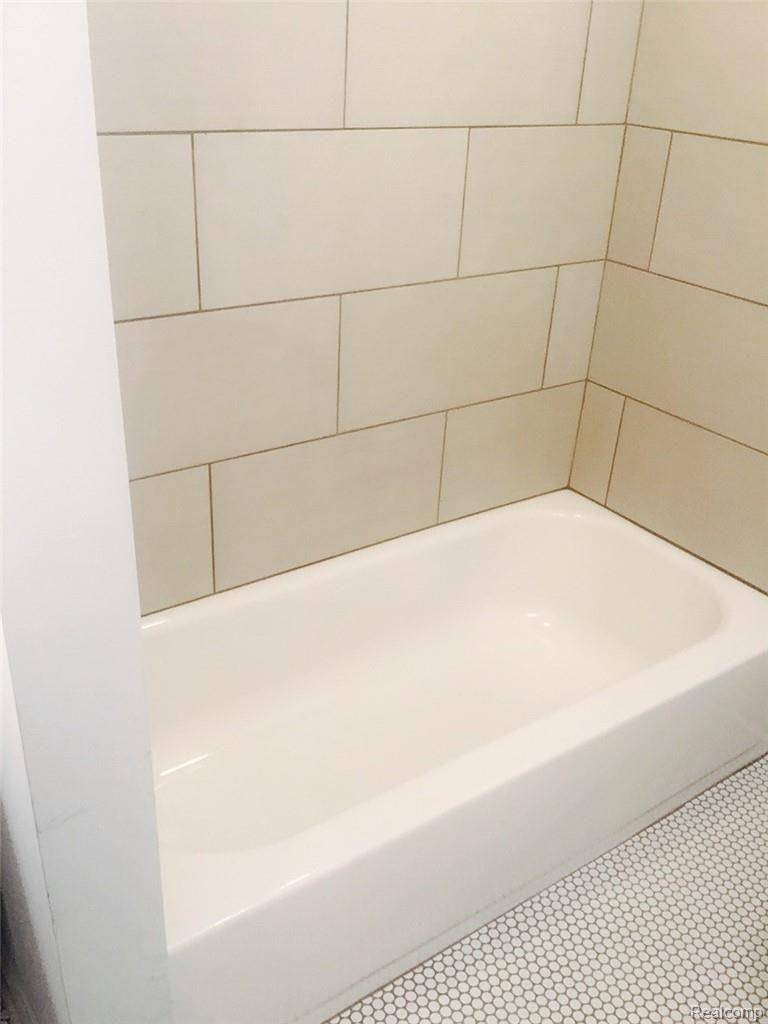 109 S SAGINAW ST #Apt B, Holly Village, MI 48442