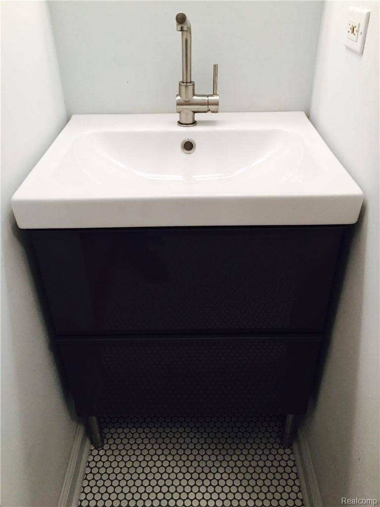 109 S SAGINAW ST #Apt B, Holly Village, MI 48442