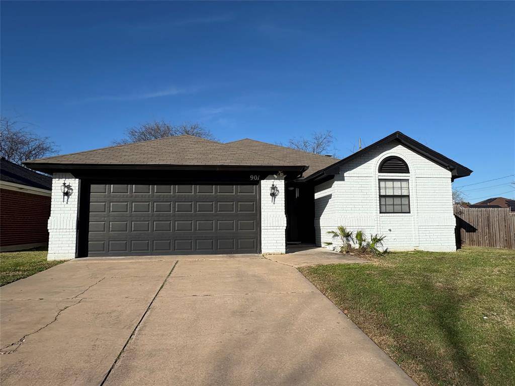 901 Fiero Drive, Arlington, TX 76001
