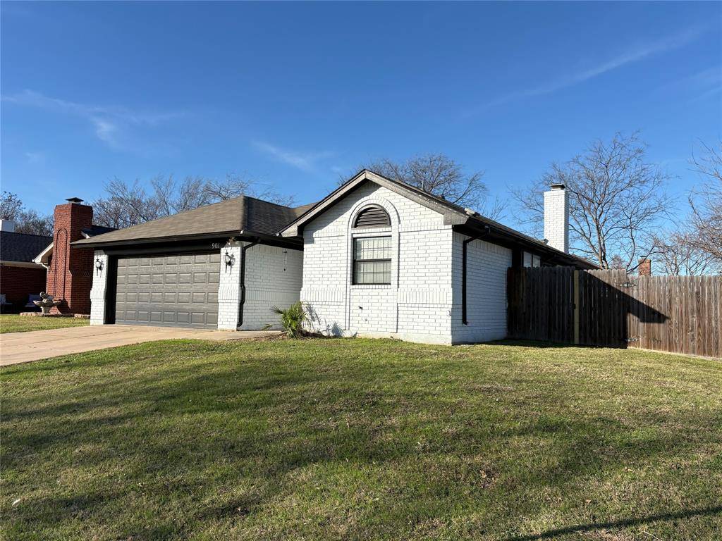 901 Fiero Drive, Arlington, TX 76001
