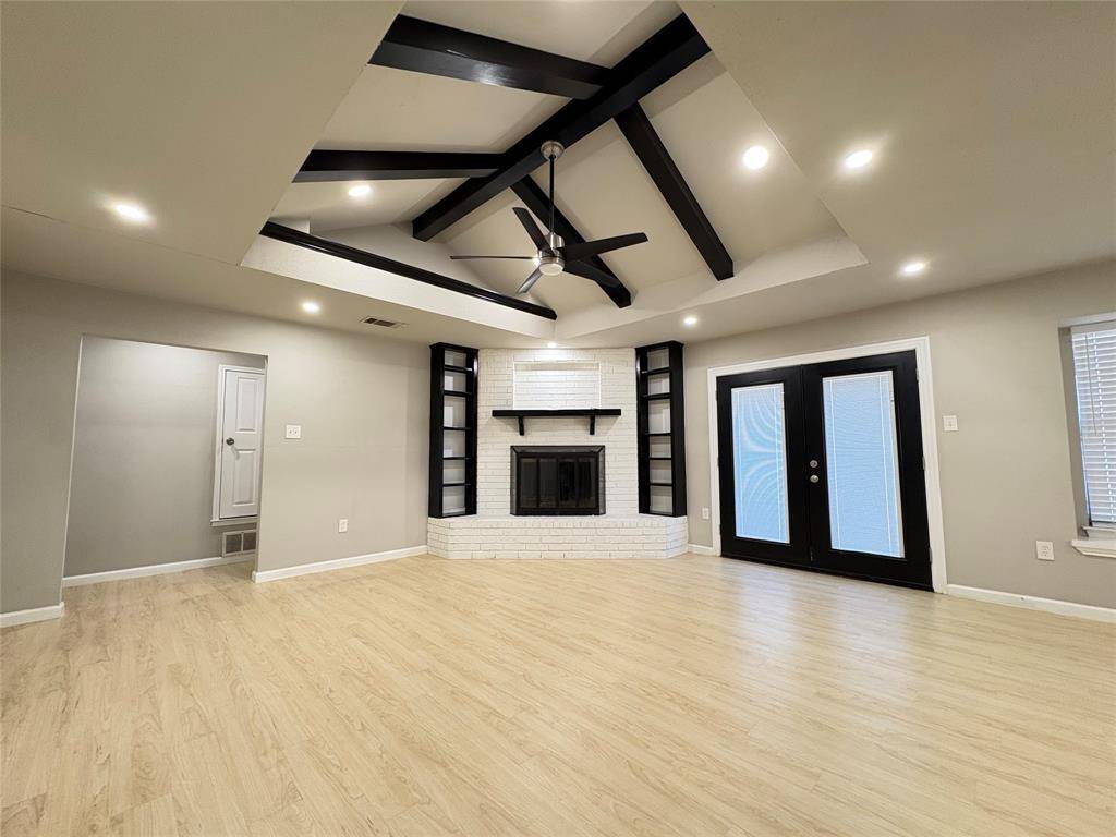 901 Fiero Drive, Arlington, TX 76001