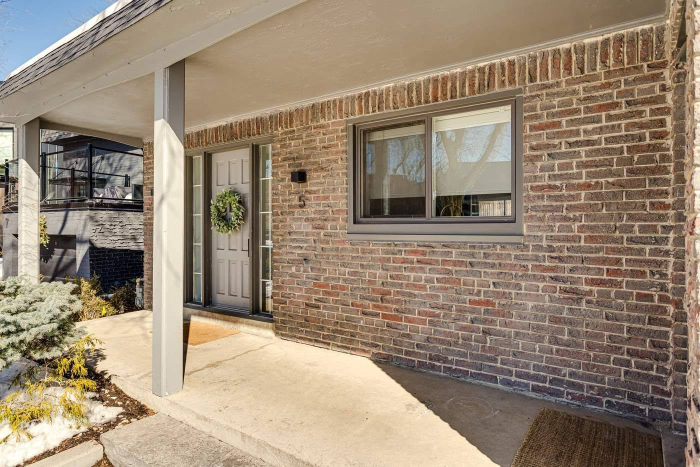 5 Georgian CT, Toronto C10, ON M4P 2J7