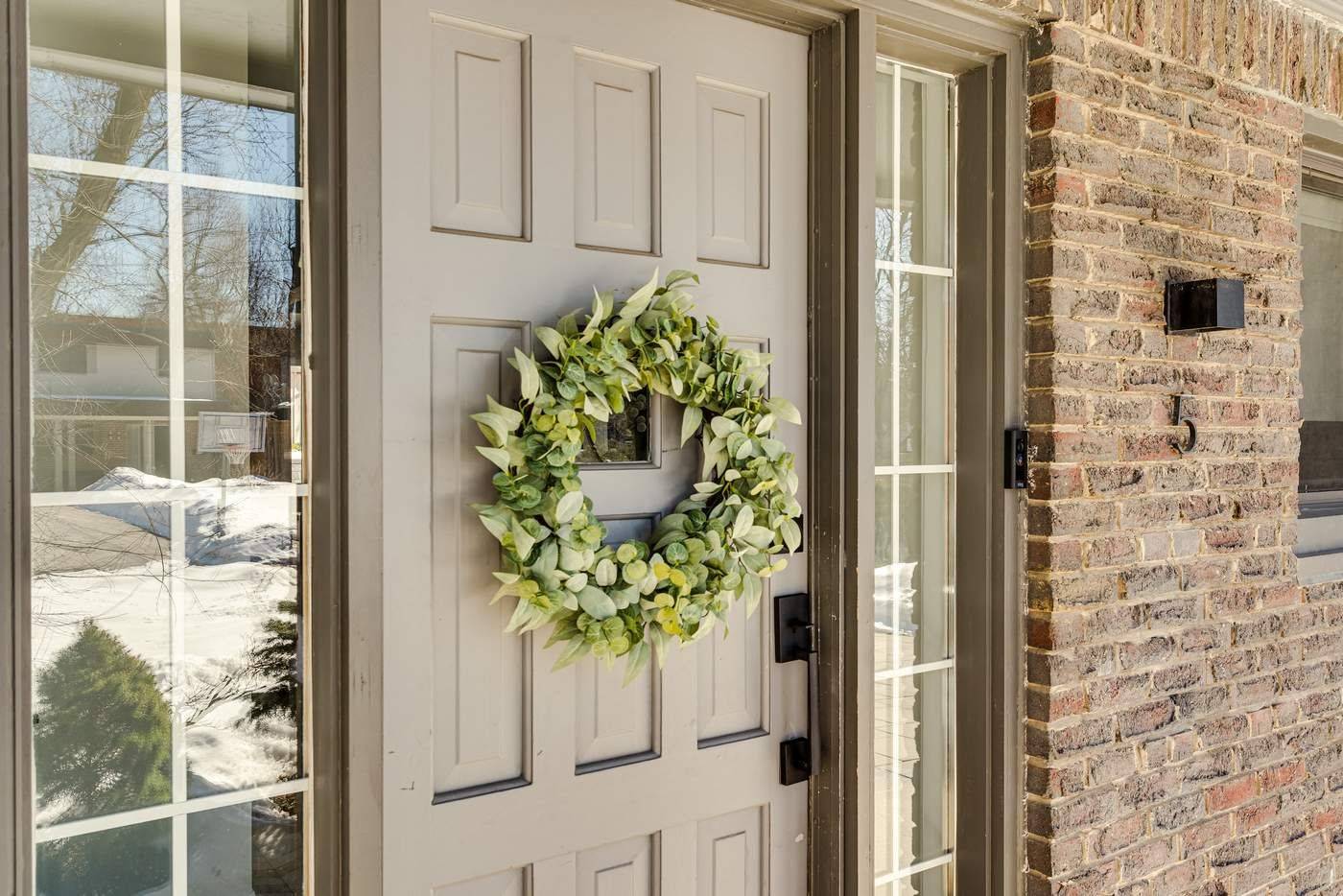 5 Georgian CT, Toronto C10, ON M4P 2J7