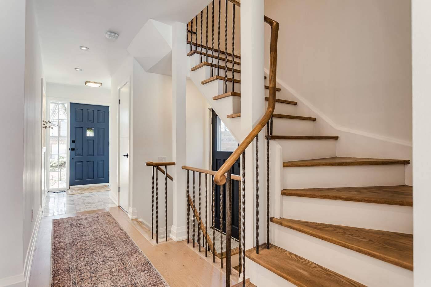 5 Georgian CT, Toronto C10, ON M4P 2J7