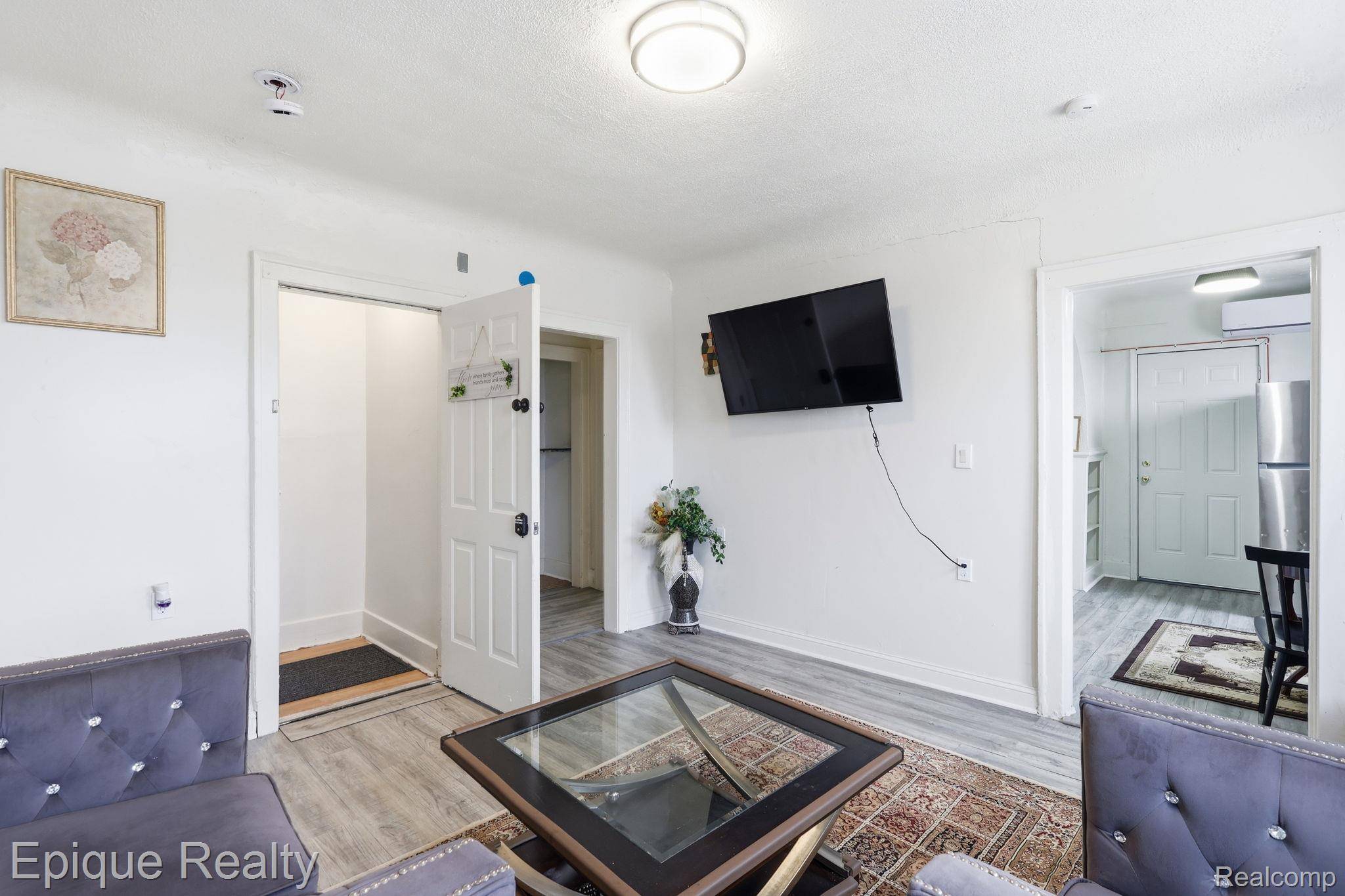 585 Southfield RD, Lincoln Park, MI 48146