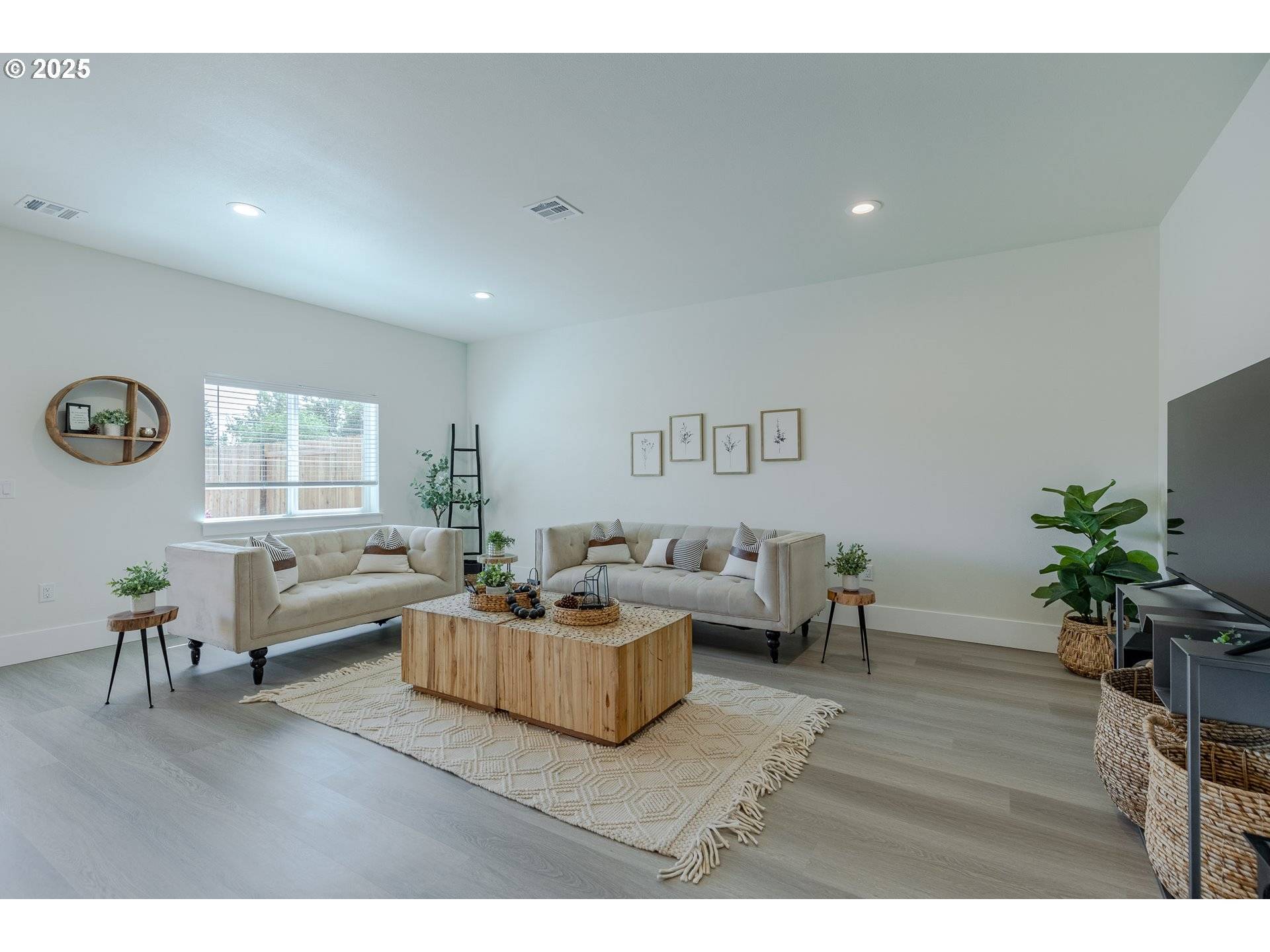 729 PERIANDER WAY, Harrisburg, OR 97446