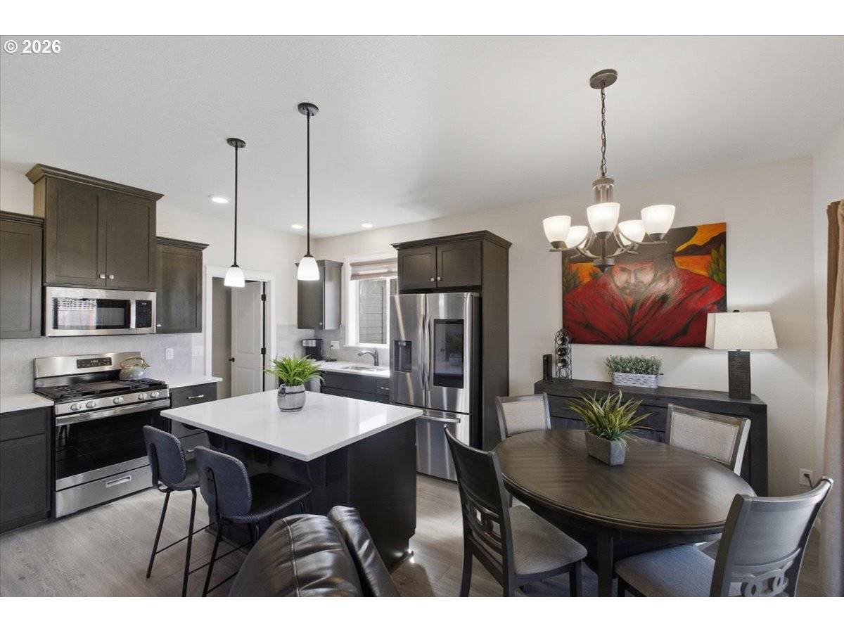 1473 MEADOW AVE, Silverton, OR 97381