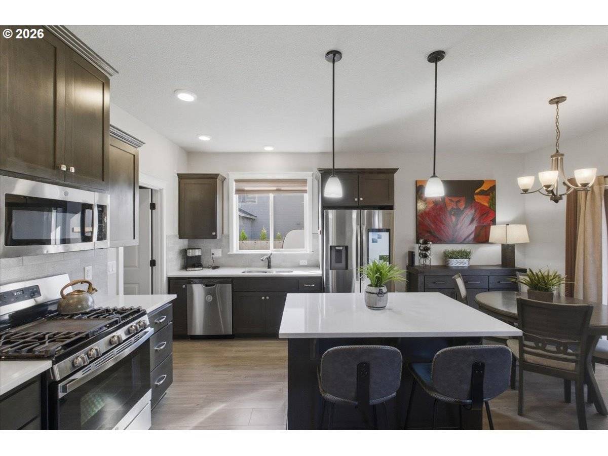 1473 MEADOW AVE, Silverton, OR 97381