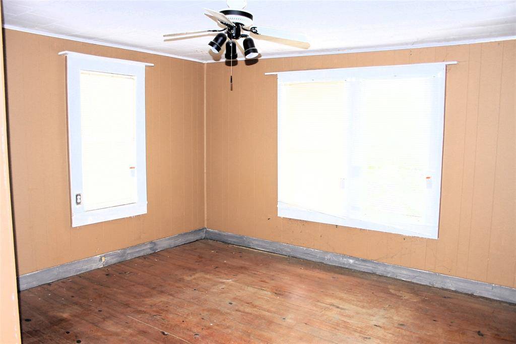 1409 W Dry Street, San Saba, TX 76877
