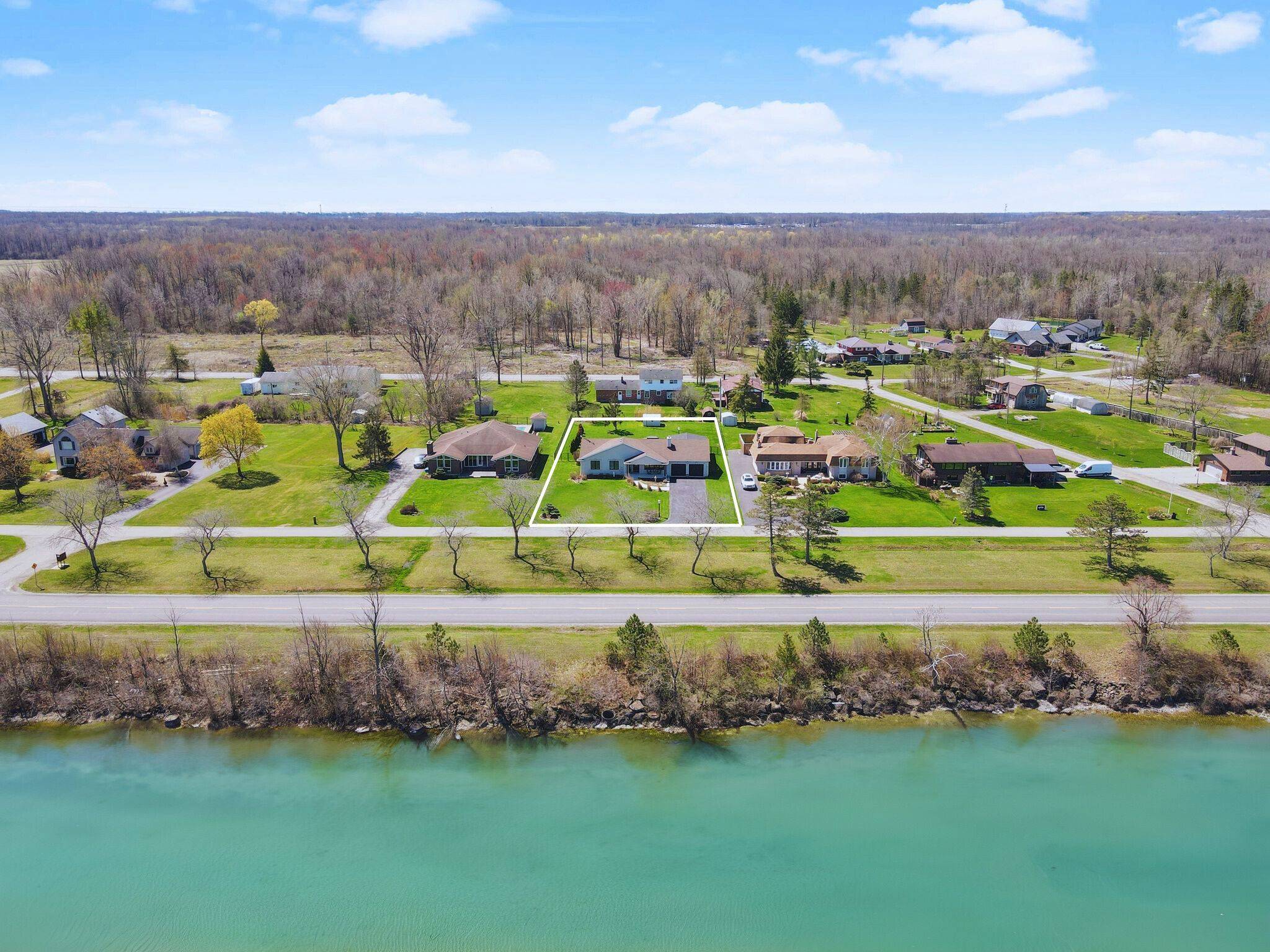 2189 Niagara Pkwy, Fort Erie, ON L2A 5M4