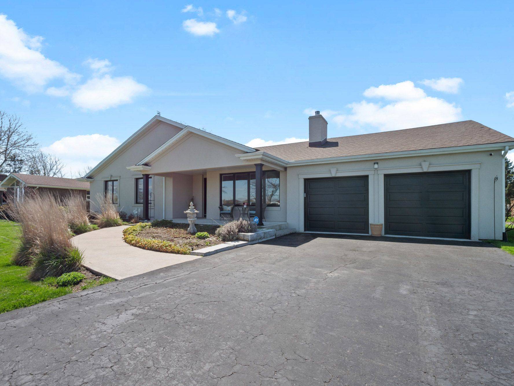 2189 Niagara Pkwy, Fort Erie, ON L2A 5M4