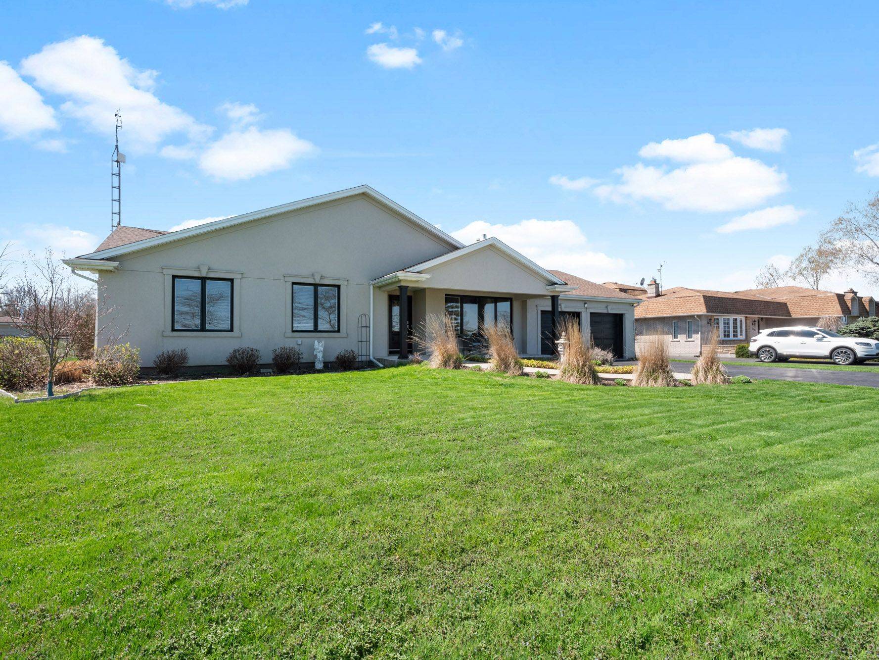 2189 Niagara Pkwy, Fort Erie, ON L2A 5M4