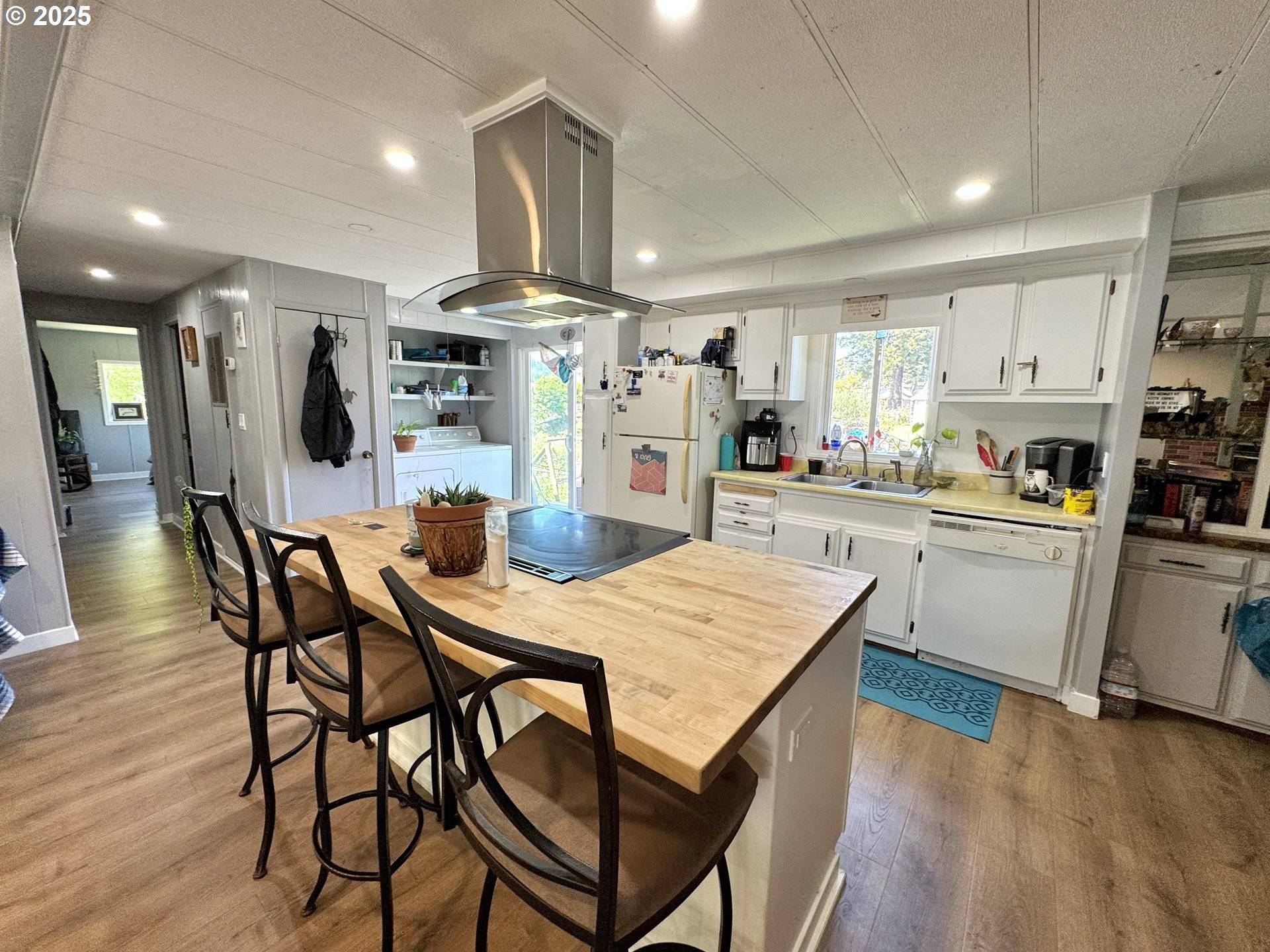 160 Hilltop DR, Lakeside, OR 97449