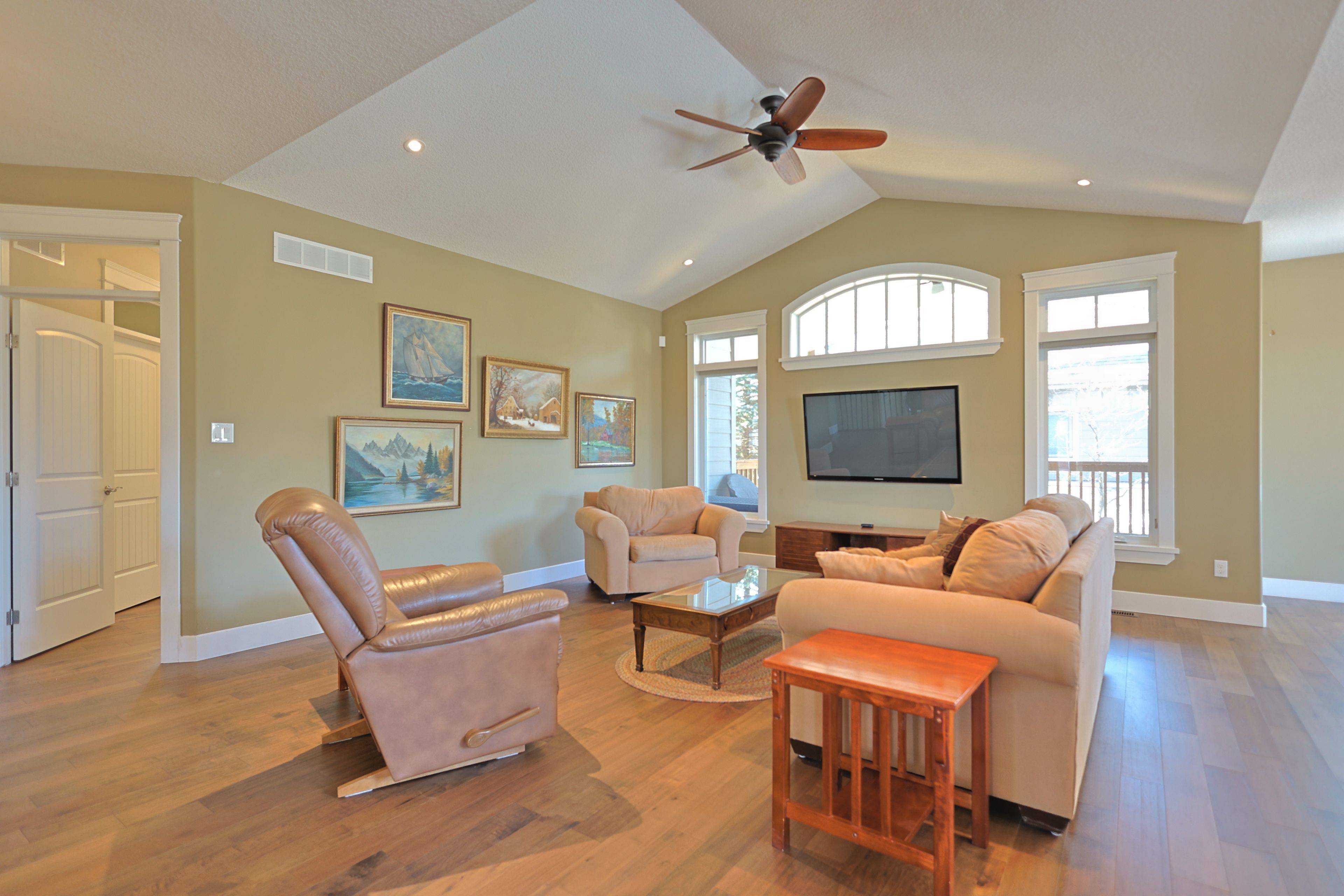 2 Hayter DR, Lambton Shores, ON N0M 1T0