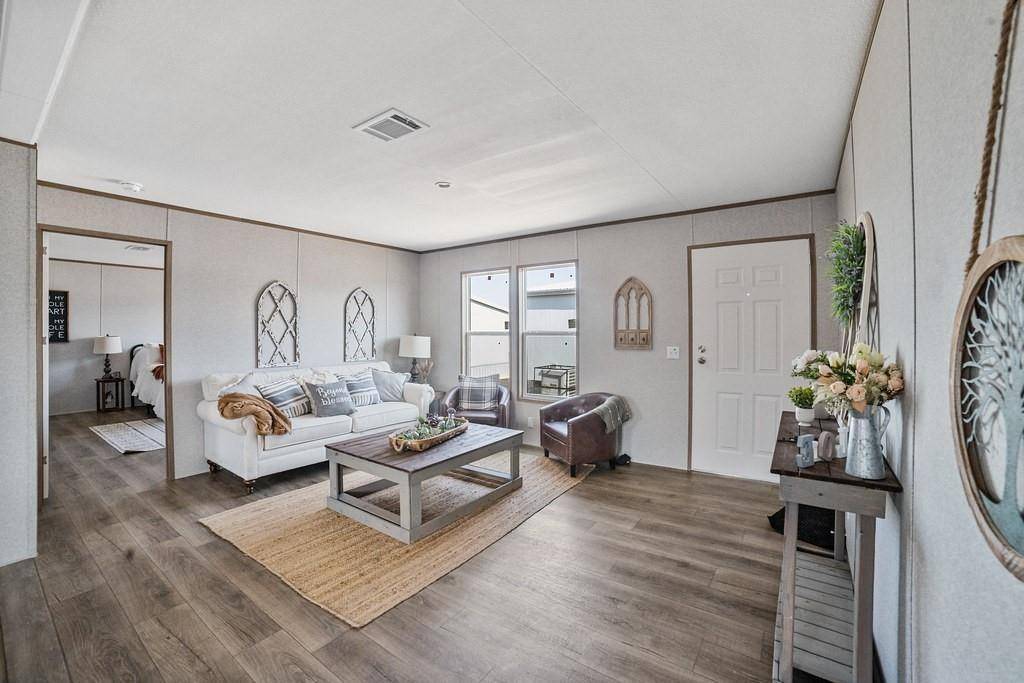 105 Beaver Creek Drive, Azle, TX 76020