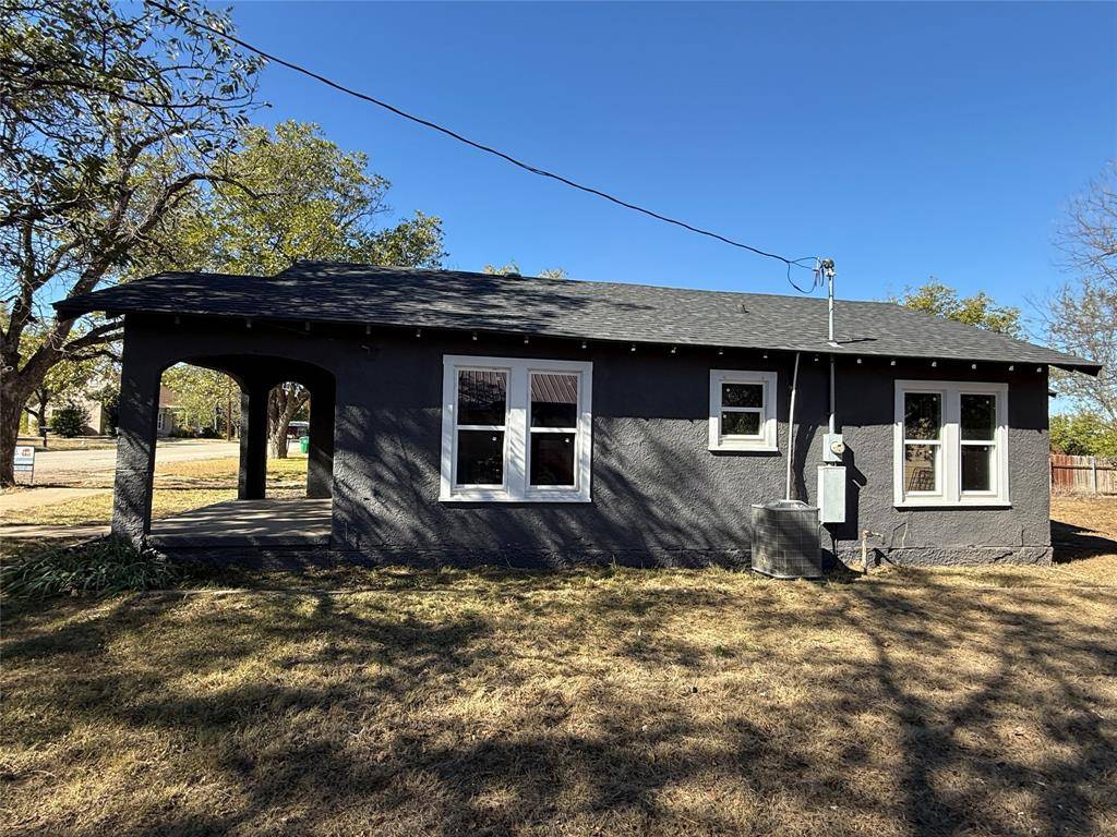705 E 9th Street, Coleman, TX 76834