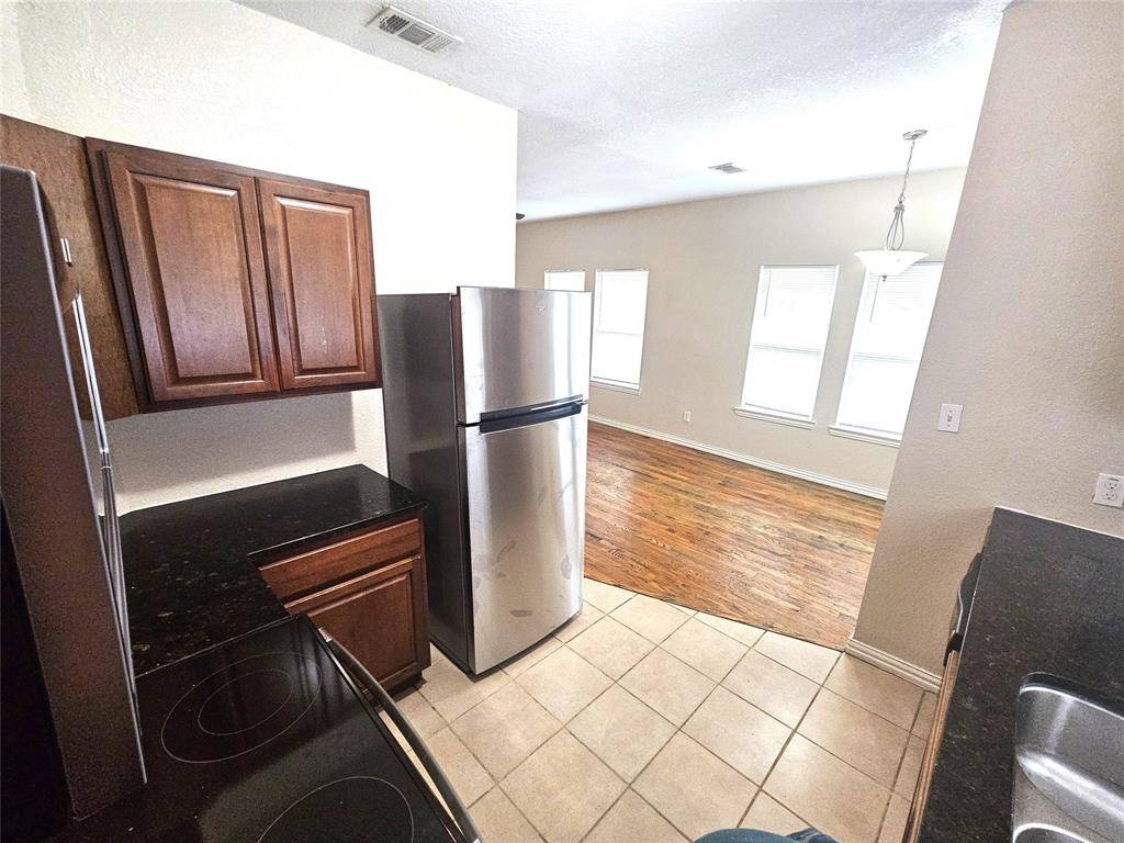 1927 W 10th Street, Dallas, TX 75208