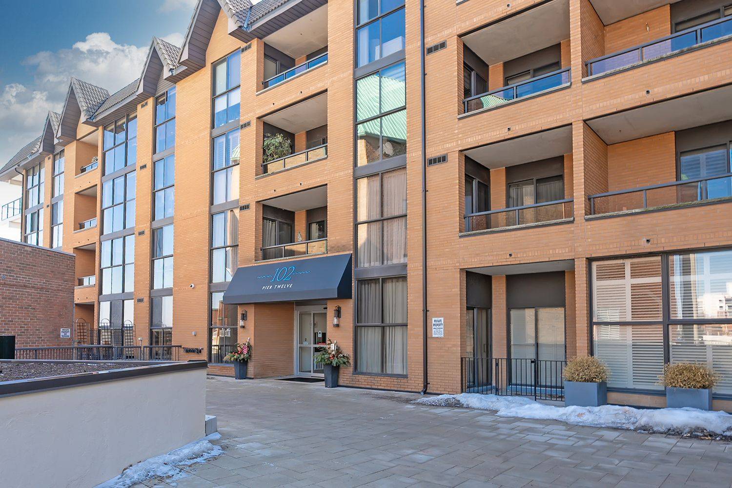 102 Bronte RD #303, Oakville, ON L6L 6J5