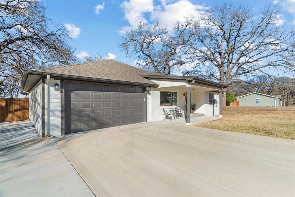 1021 Poe Street, Azle, TX 76020