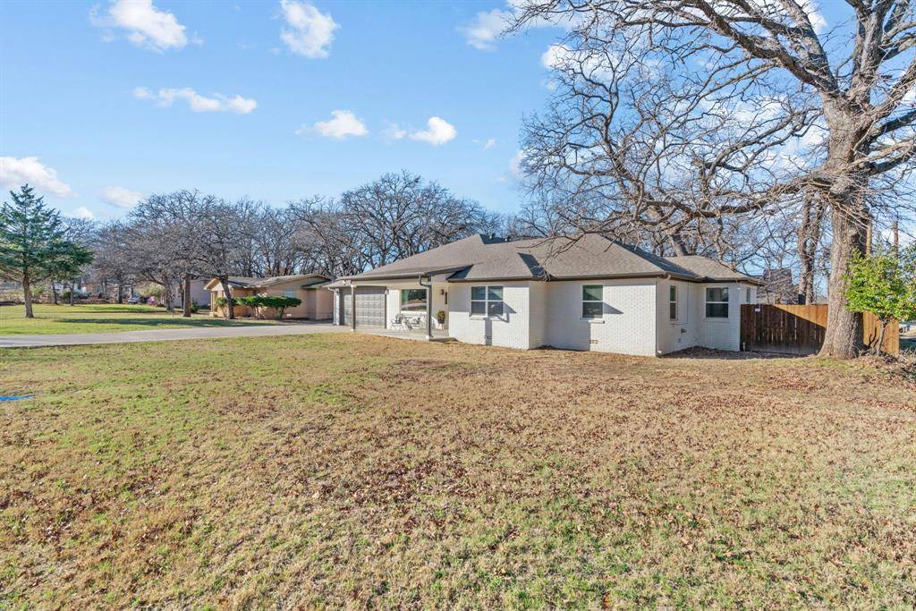 1021 Poe Street, Azle, TX 76020