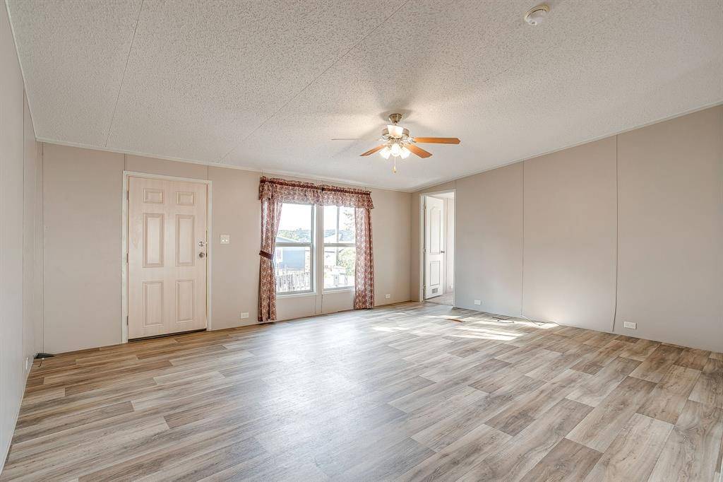 900 Tree Drive, Granbury, TX 76048