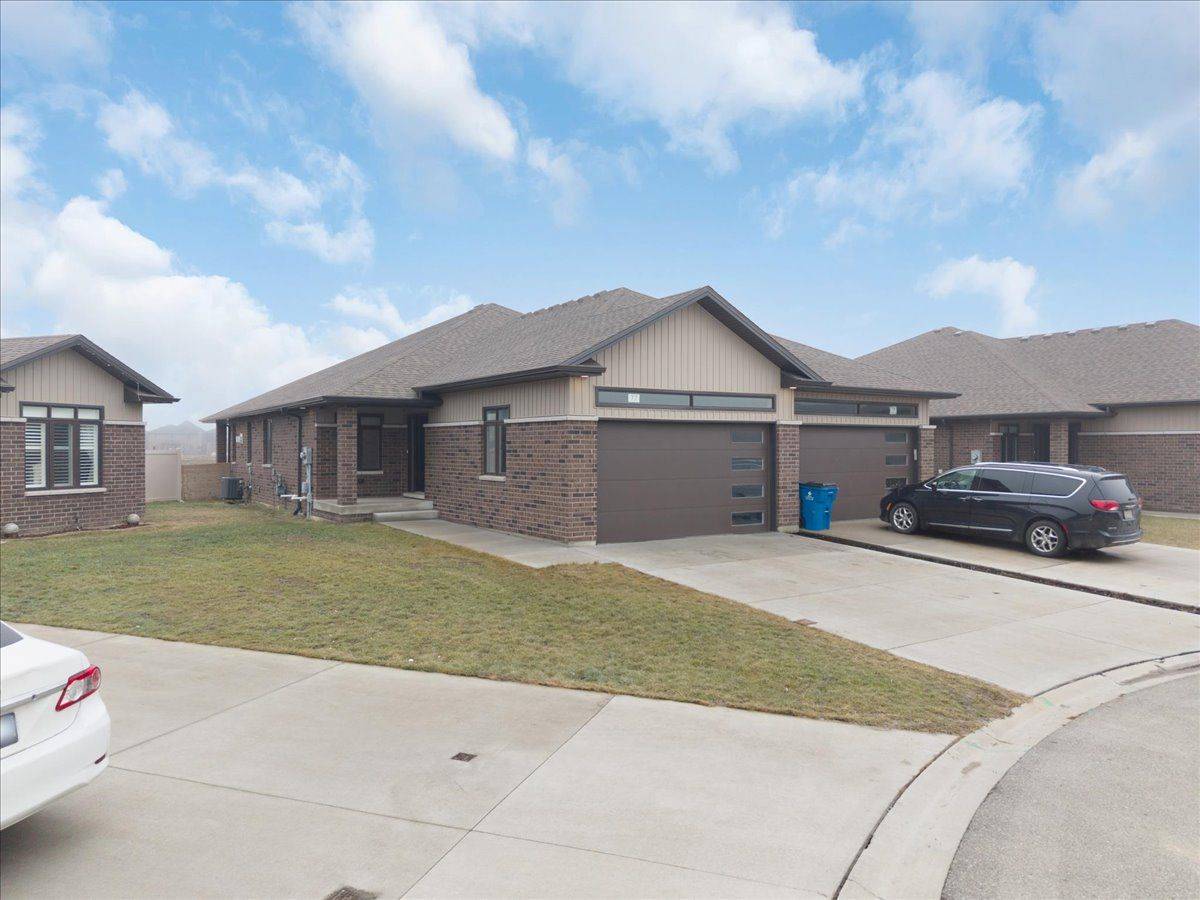 77 Bordeaux PL, Chatham-kent, ON N7M 0S4