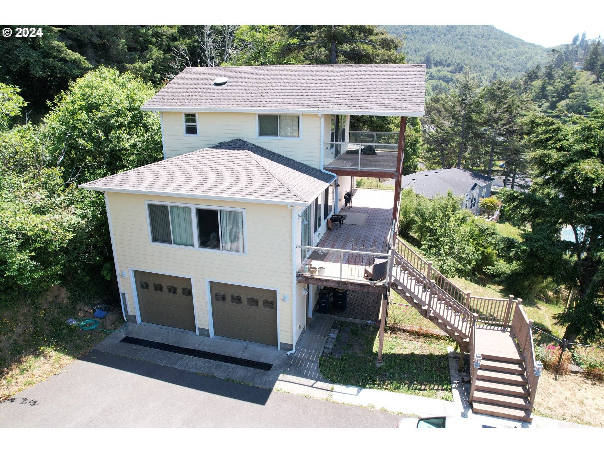 94244 10TH ST, Gold Beach, OR 97444