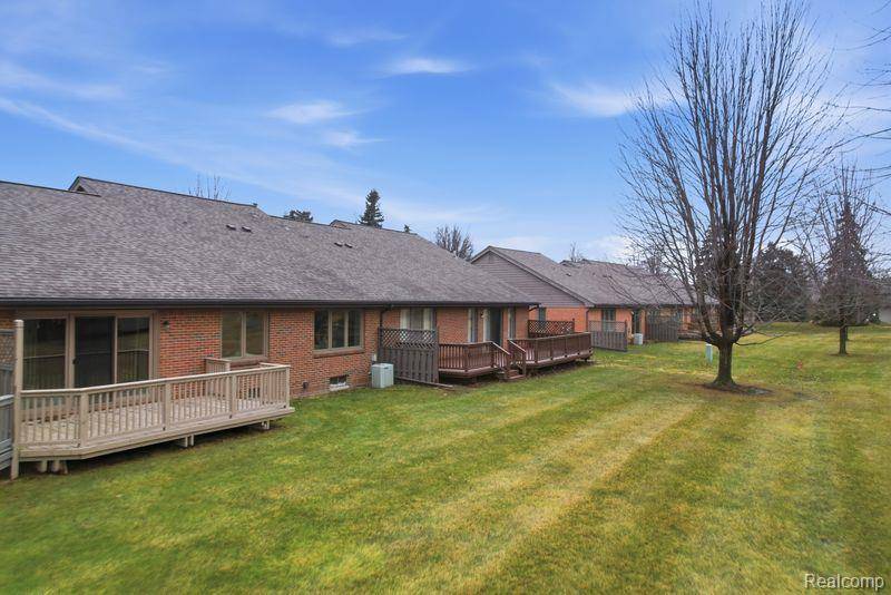 45530 Meadows SQ, Macomb Township, MI 48044