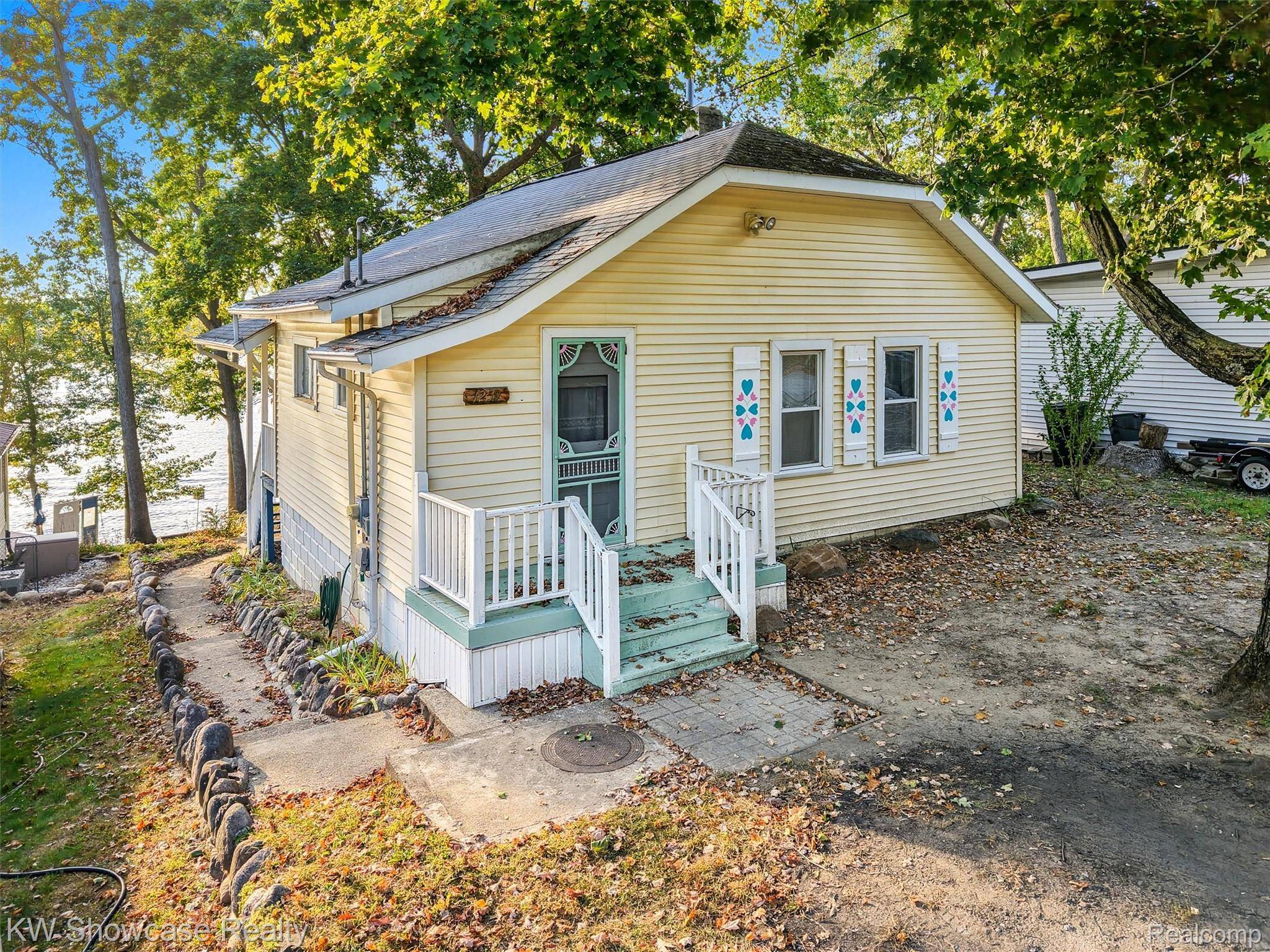 1259 Lakeshore DR, Columbiaville Village, MI 48421