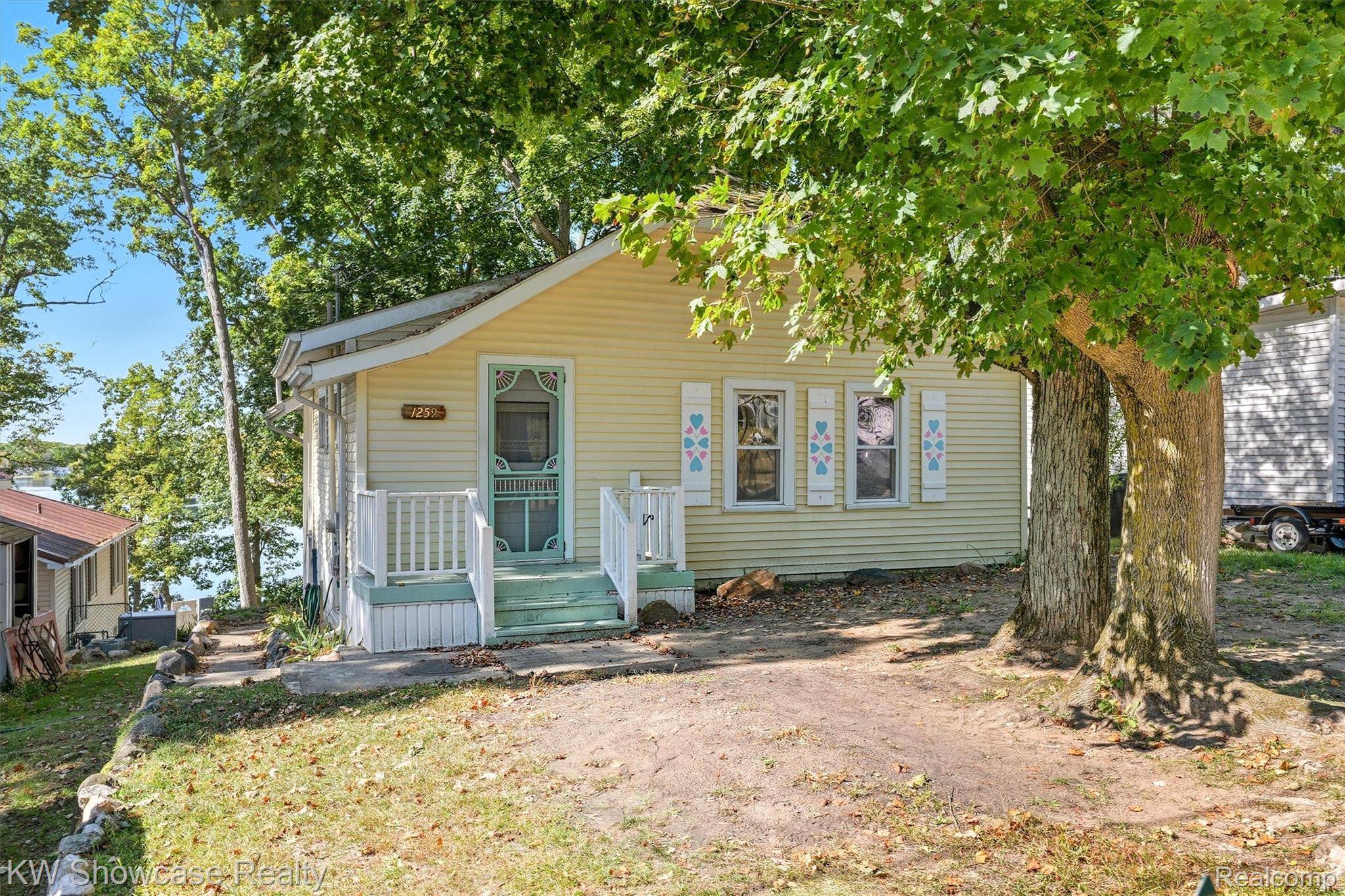 1259 Lakeshore DR, Columbiaville Village, MI 48421