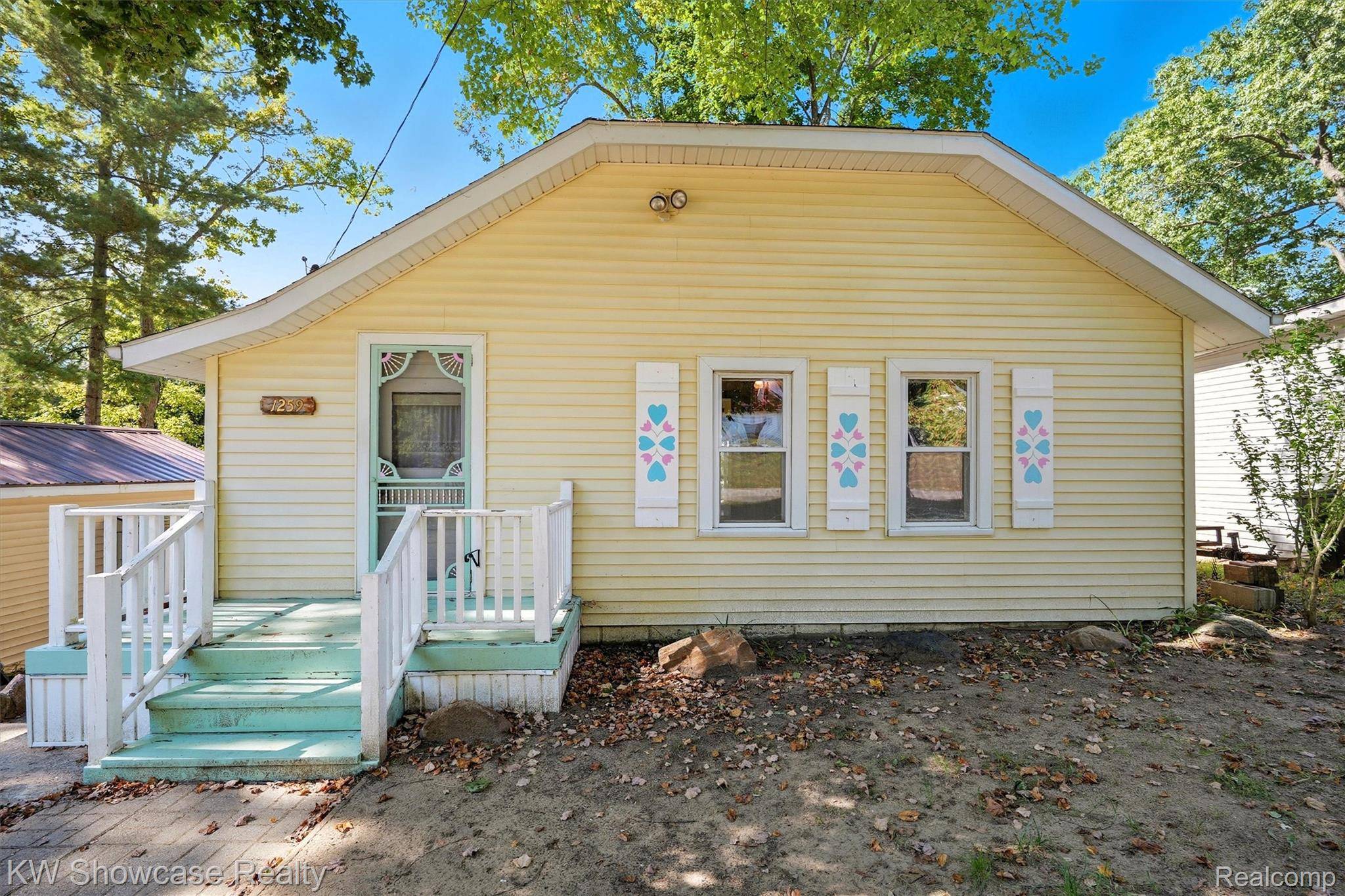 1259 Lakeshore DR, Columbiaville Village, MI 48421