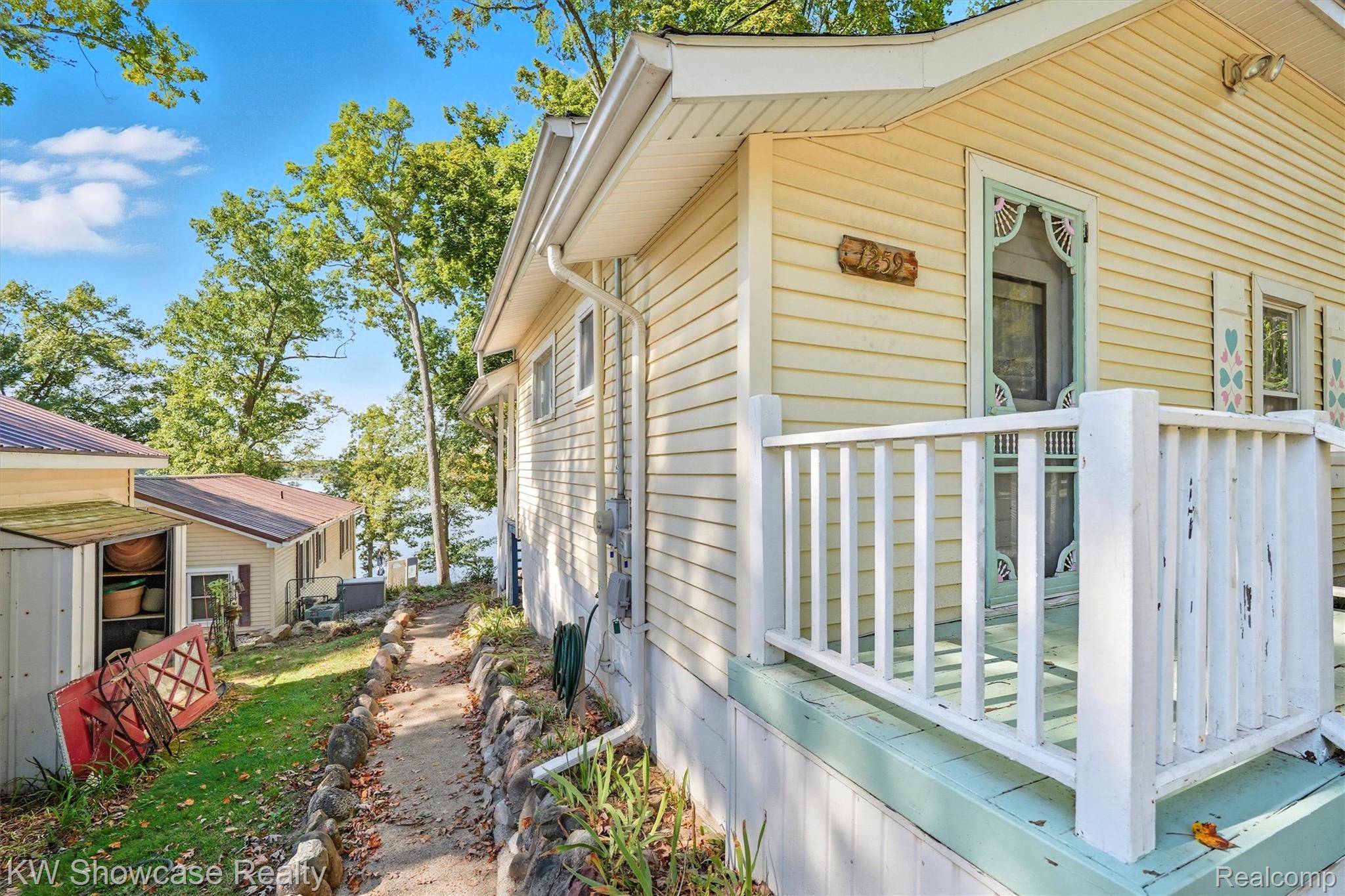 1259 Lakeshore DR, Columbiaville Village, MI 48421