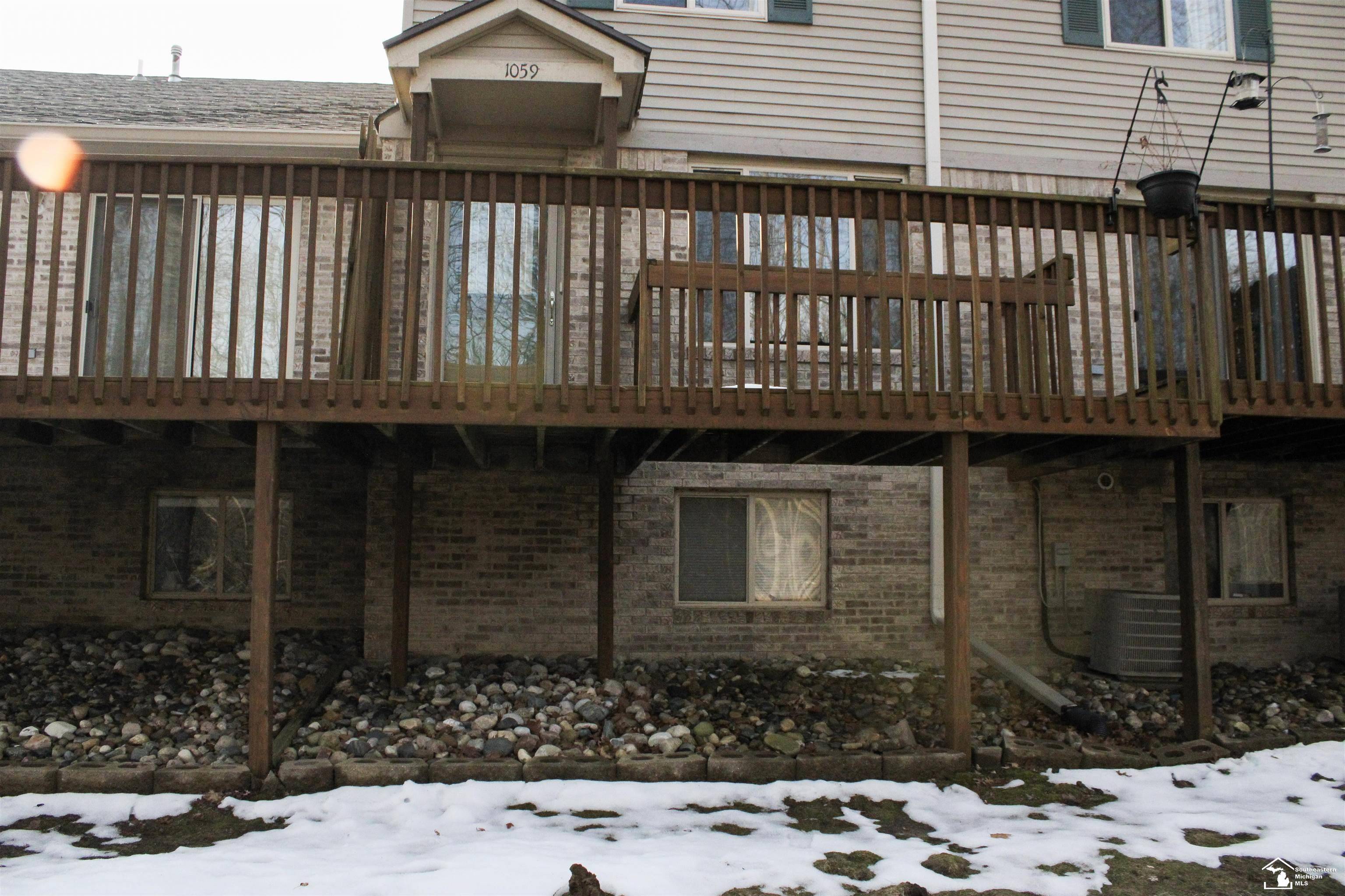 1059 Old Leake CT, Holly, MI 48442