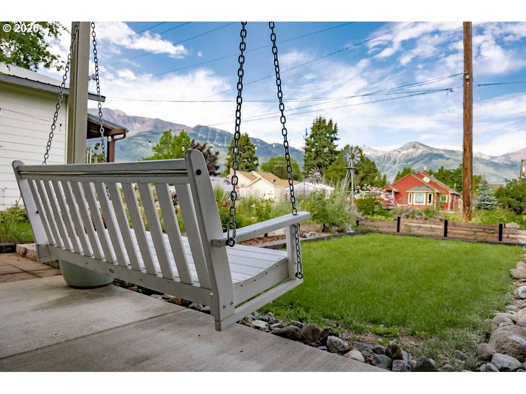 104 N COLLEGE ST, Joseph, OR 97846