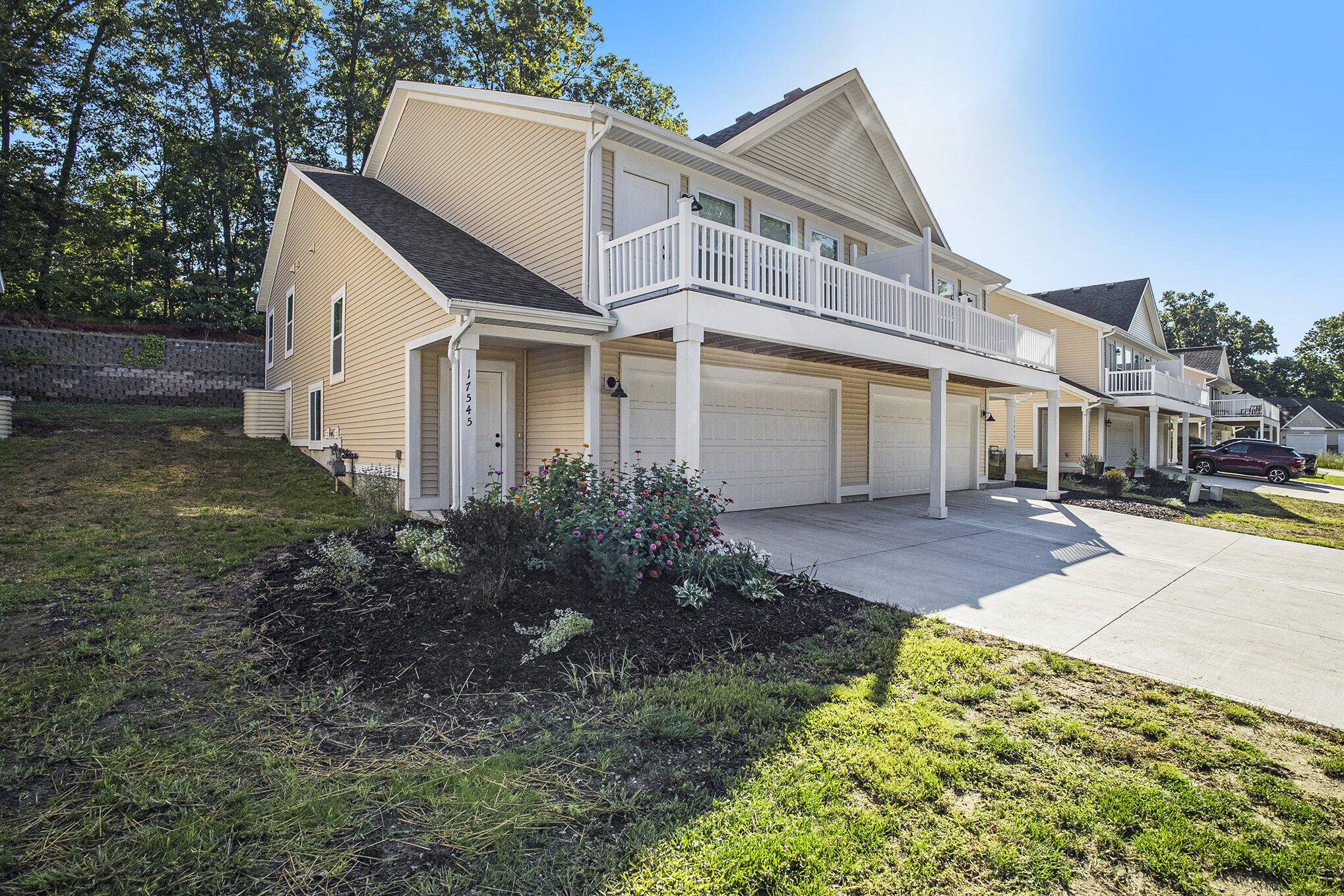 17545 Beechwood LN, Ferrysburg City, MI 49456