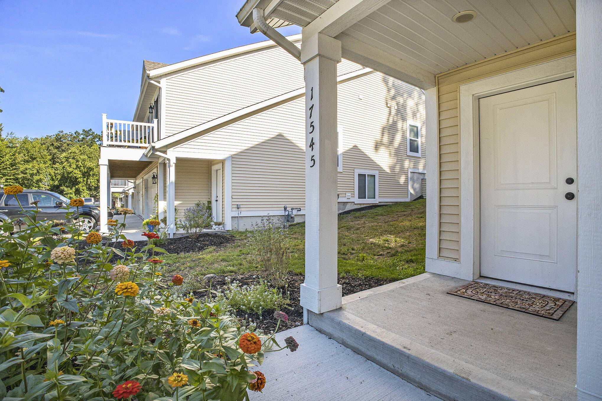 17545 Beechwood LN, Ferrysburg City, MI 49456