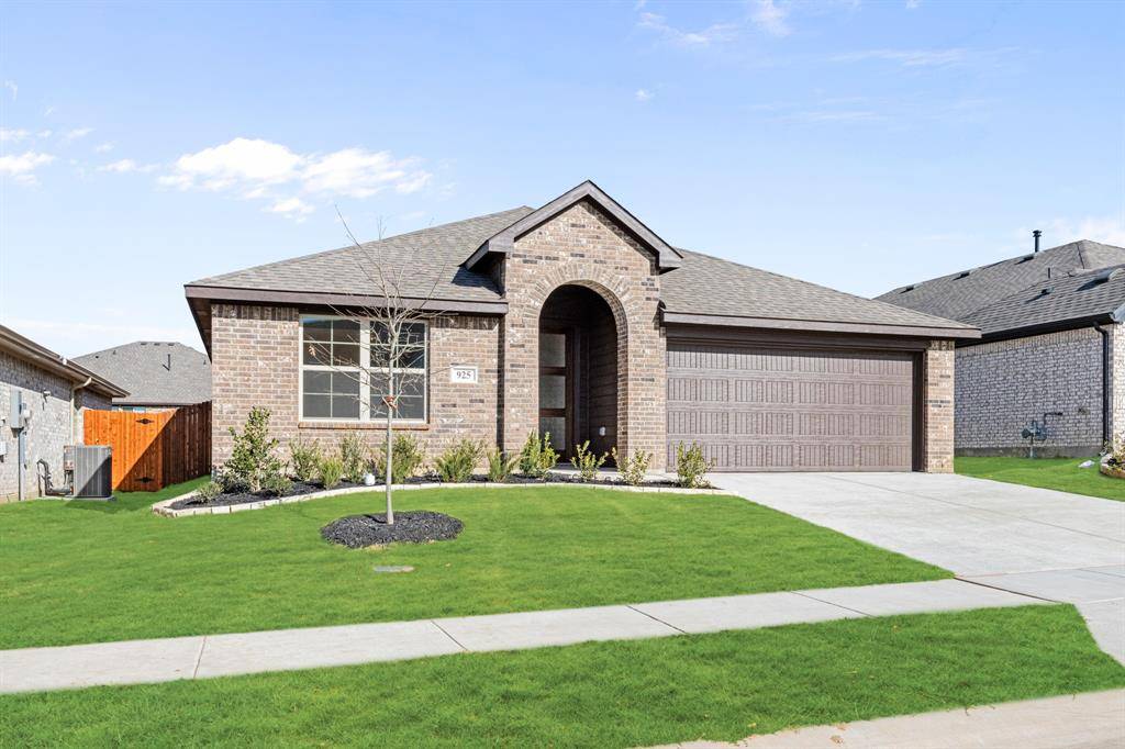925 Kingbird Lane, Alvarado, TX 76009