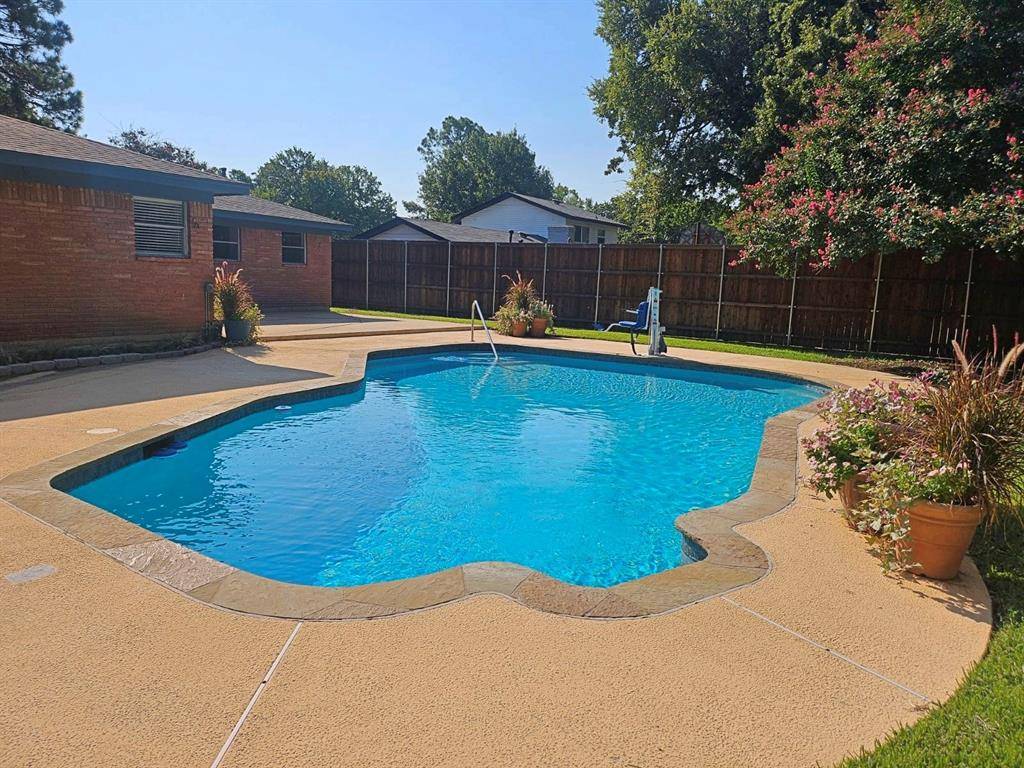 933 Wade Drive, Bedford, TX 76022