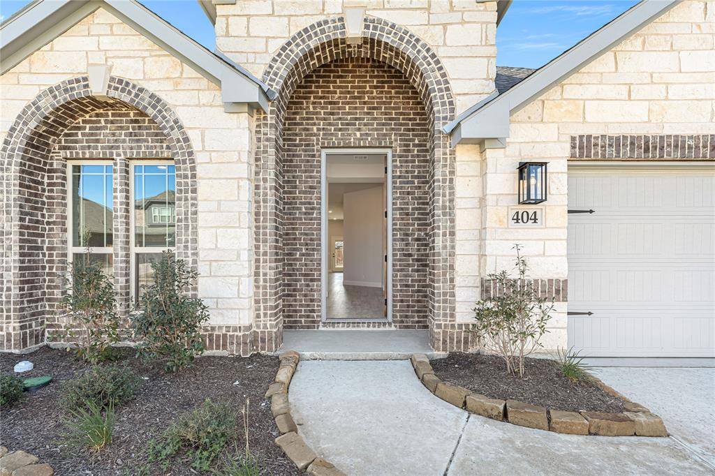 404 Atlas Cedar Drive, Glenn Heights, TX 75154
