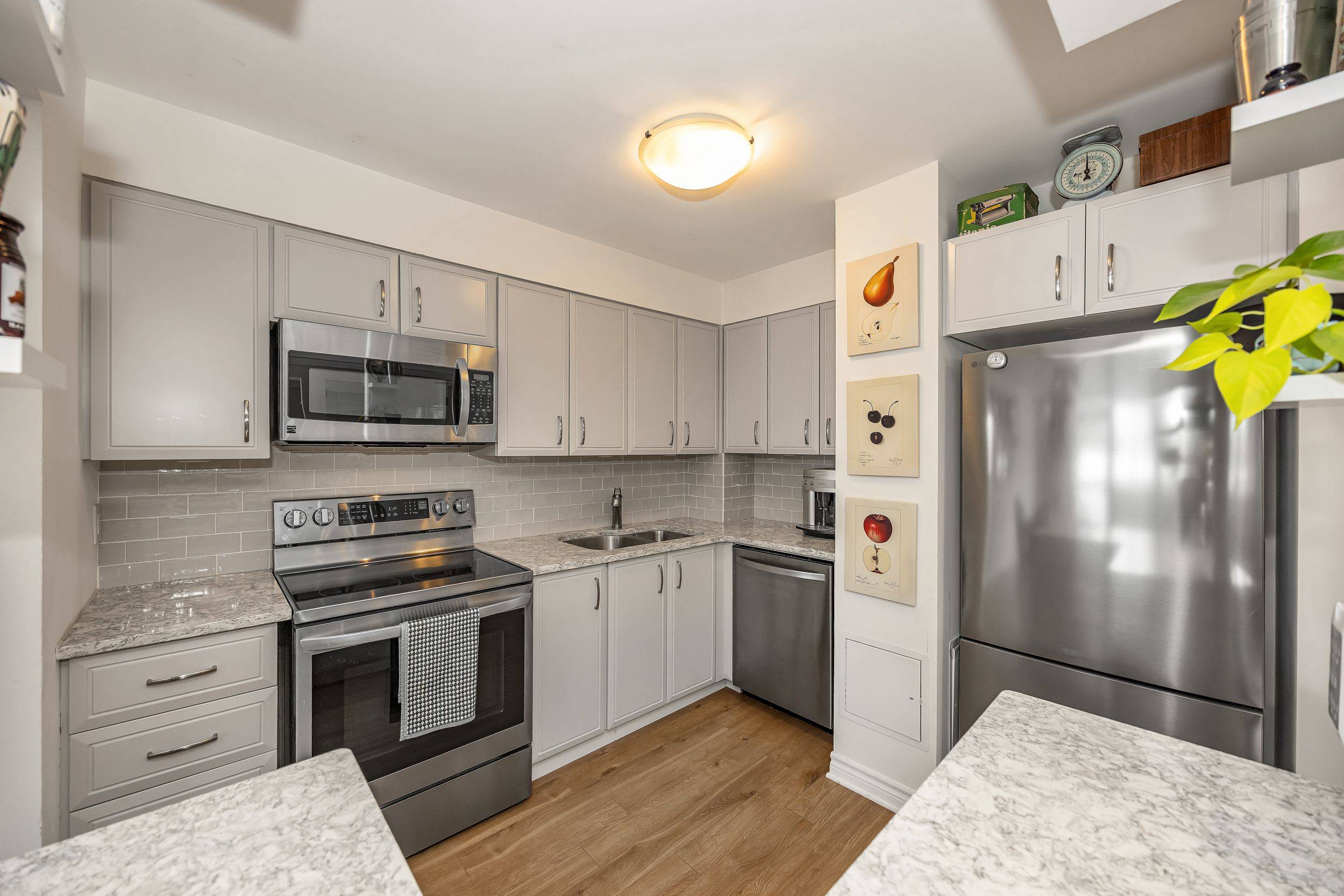 2871 Richmond RD #111, Britannia Heights - Queensway Terrace N And Area, ON K2B 8M5