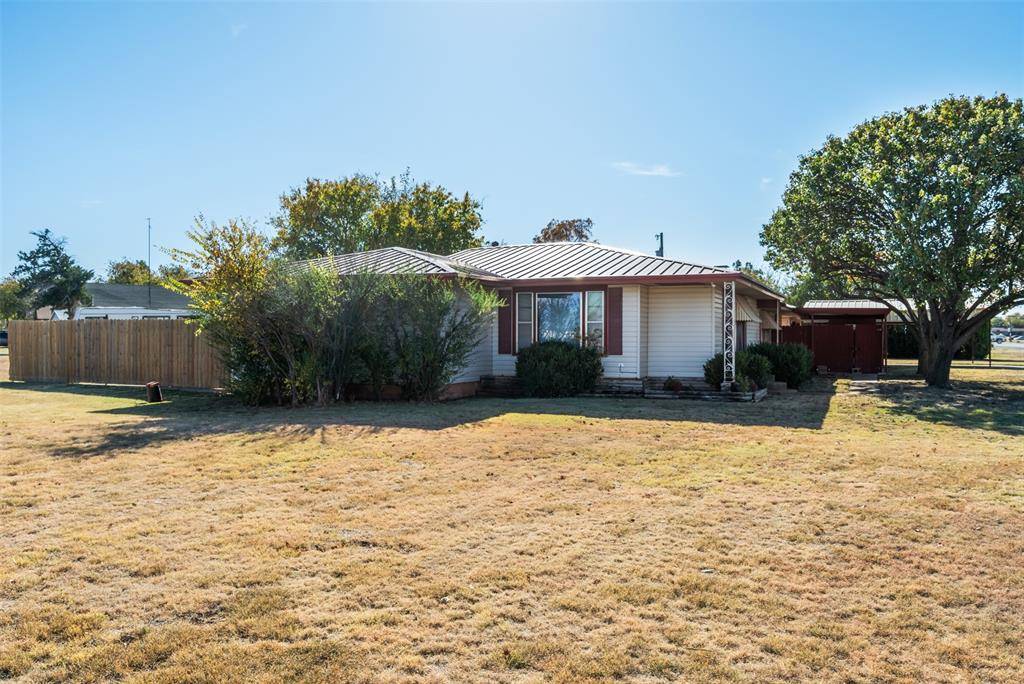 400 S Bailey Street, Electra, TX 76360