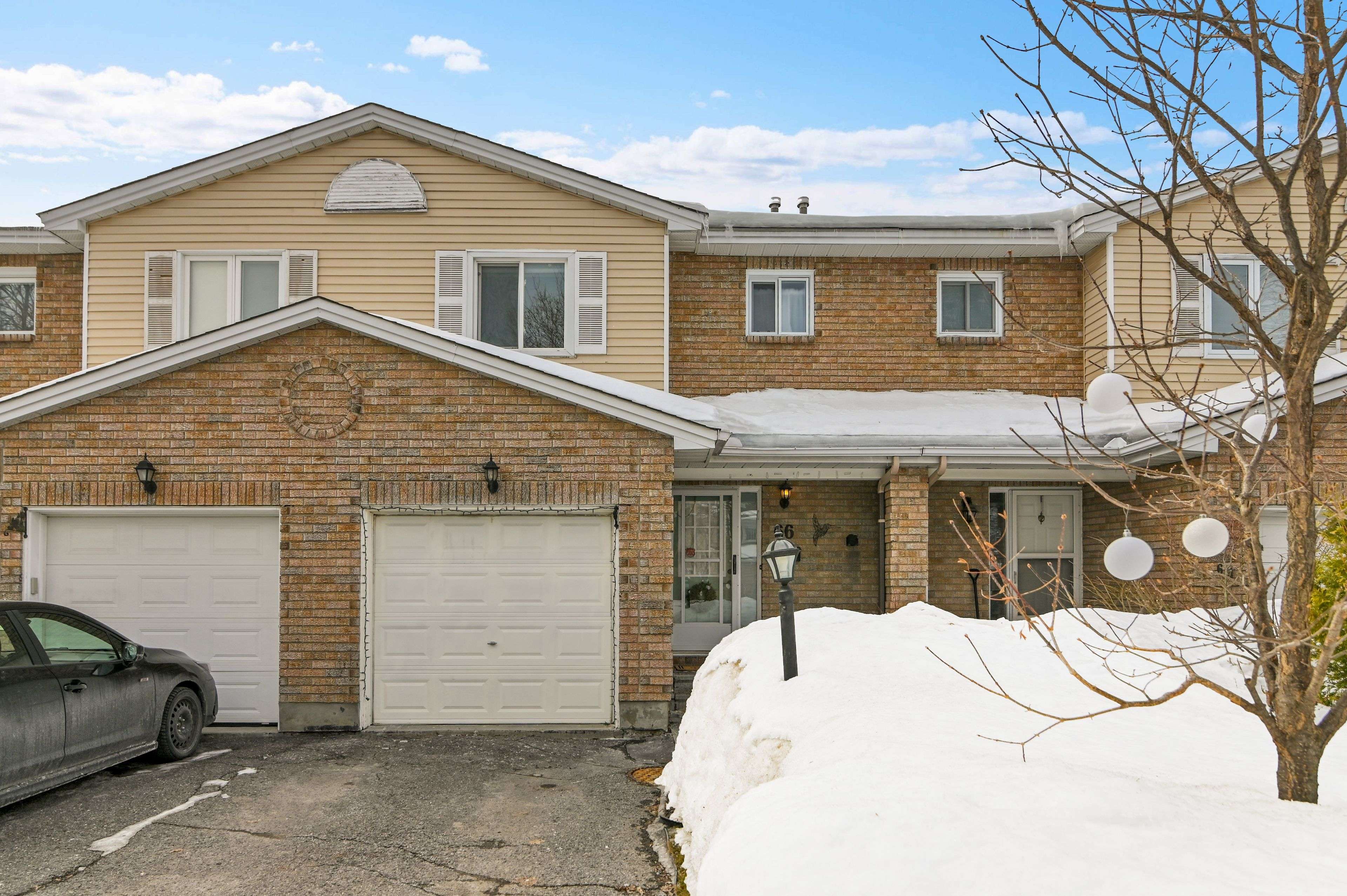66 Hummingbird CRES, Barrhaven, ON K2J 3A3