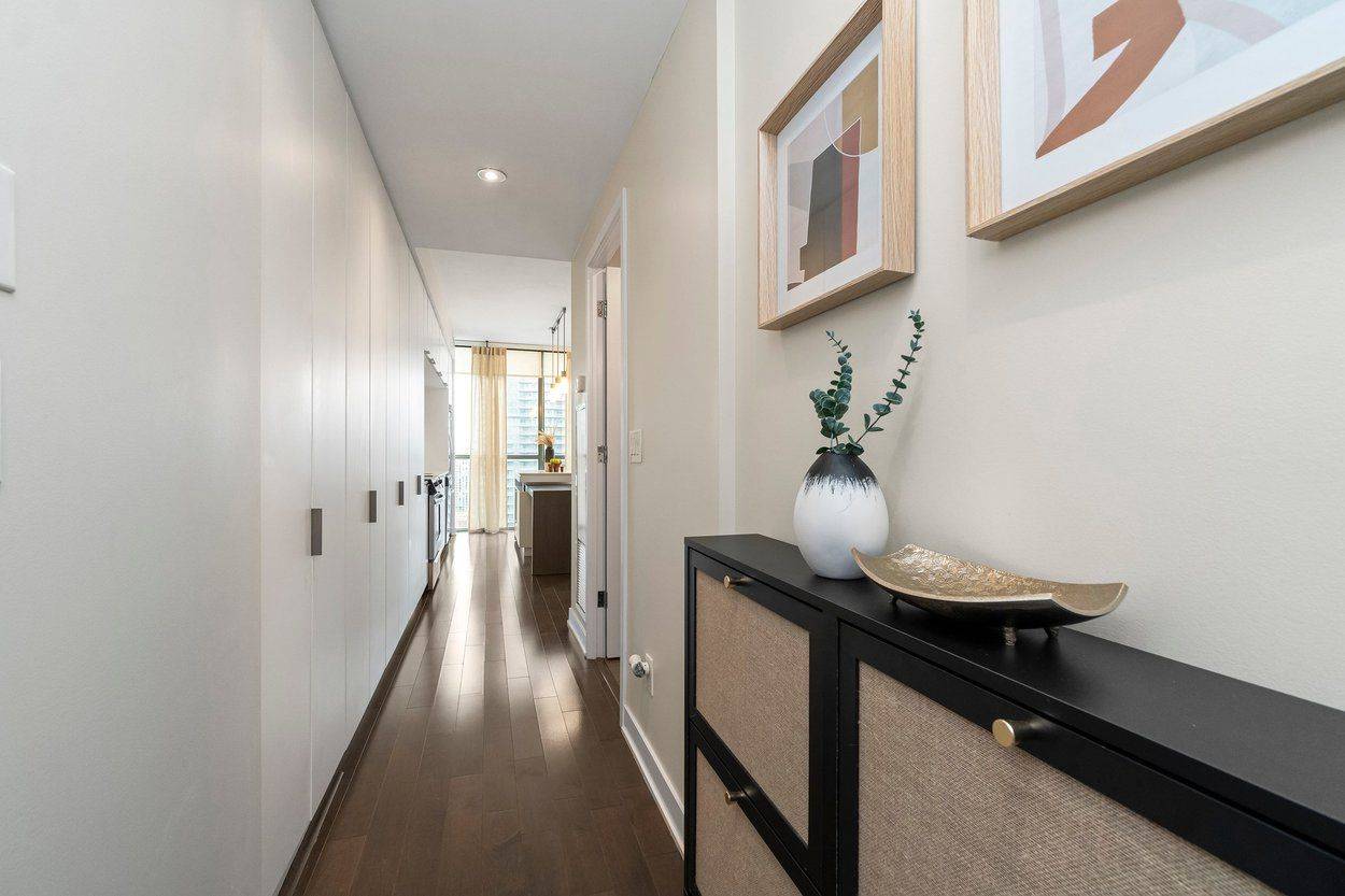 110 Charles ST E #2404, Toronto C08, ON M4Y 1T5