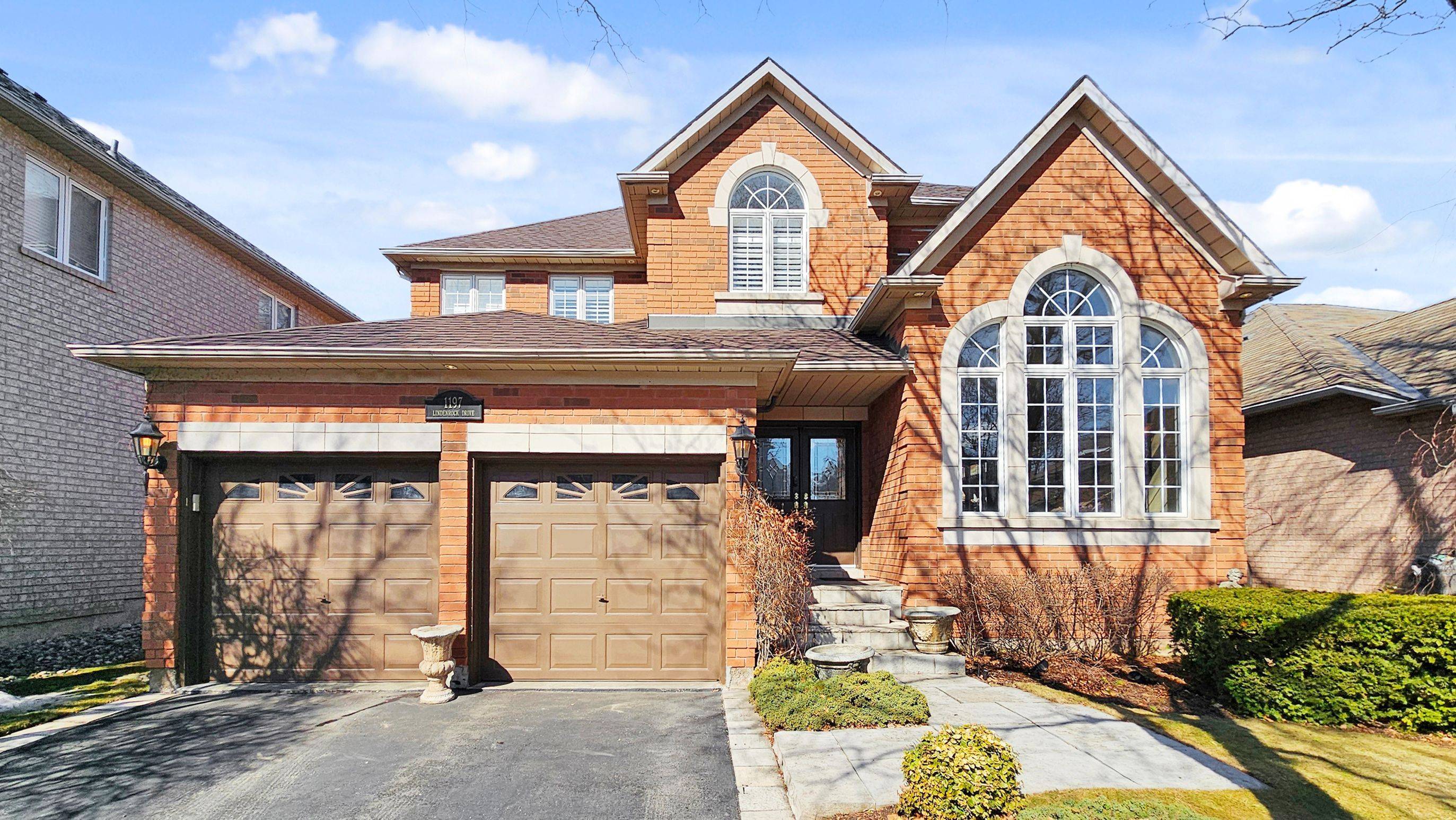 1197 Lindenrock DR, Oakville, ON L6H 6T5
