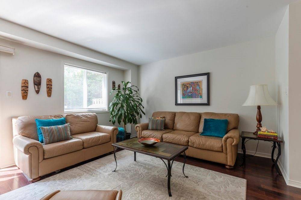 31 Moss BLVD #1, Hamilton, ON L9H 7A6