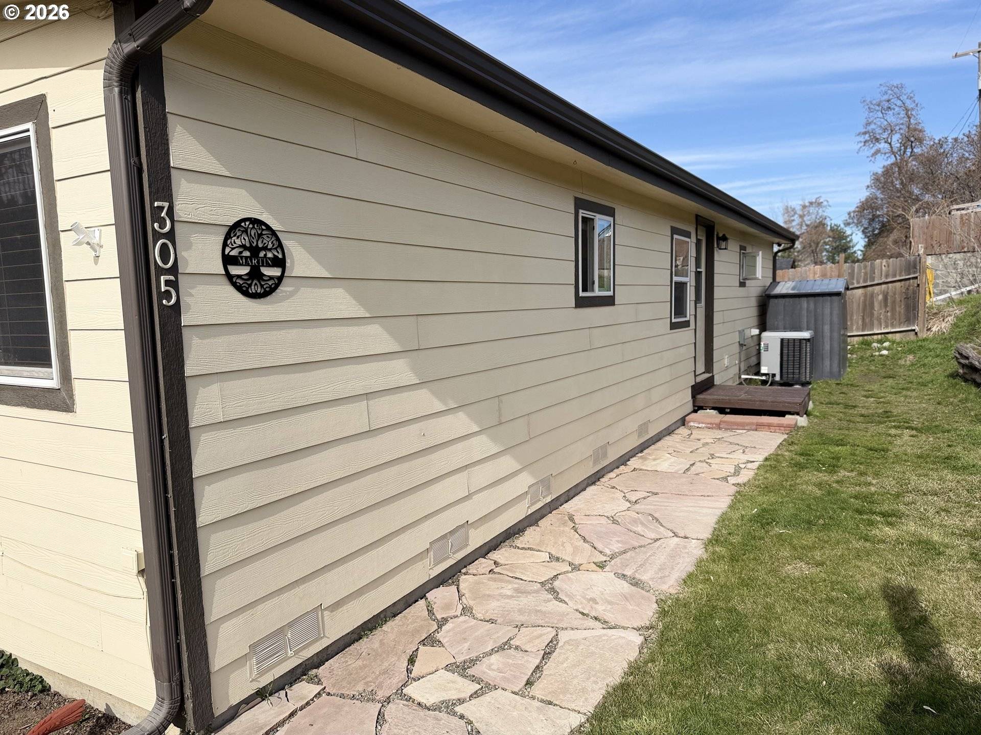 305 N BROAD ST, Weston, OR 97886